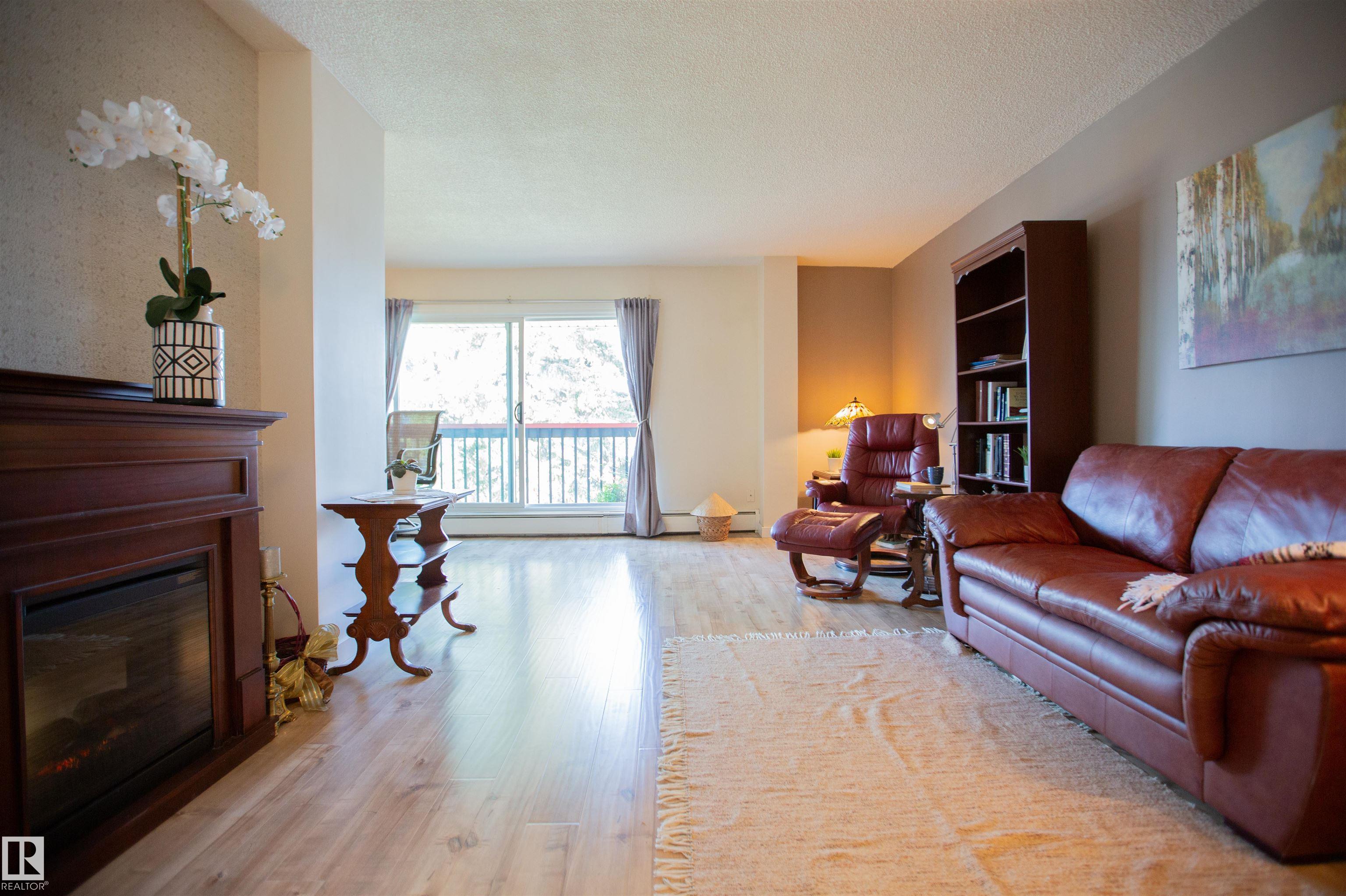 Photo 4 at 33 - 11112 129 Street NW, Inglewood, Edmonton