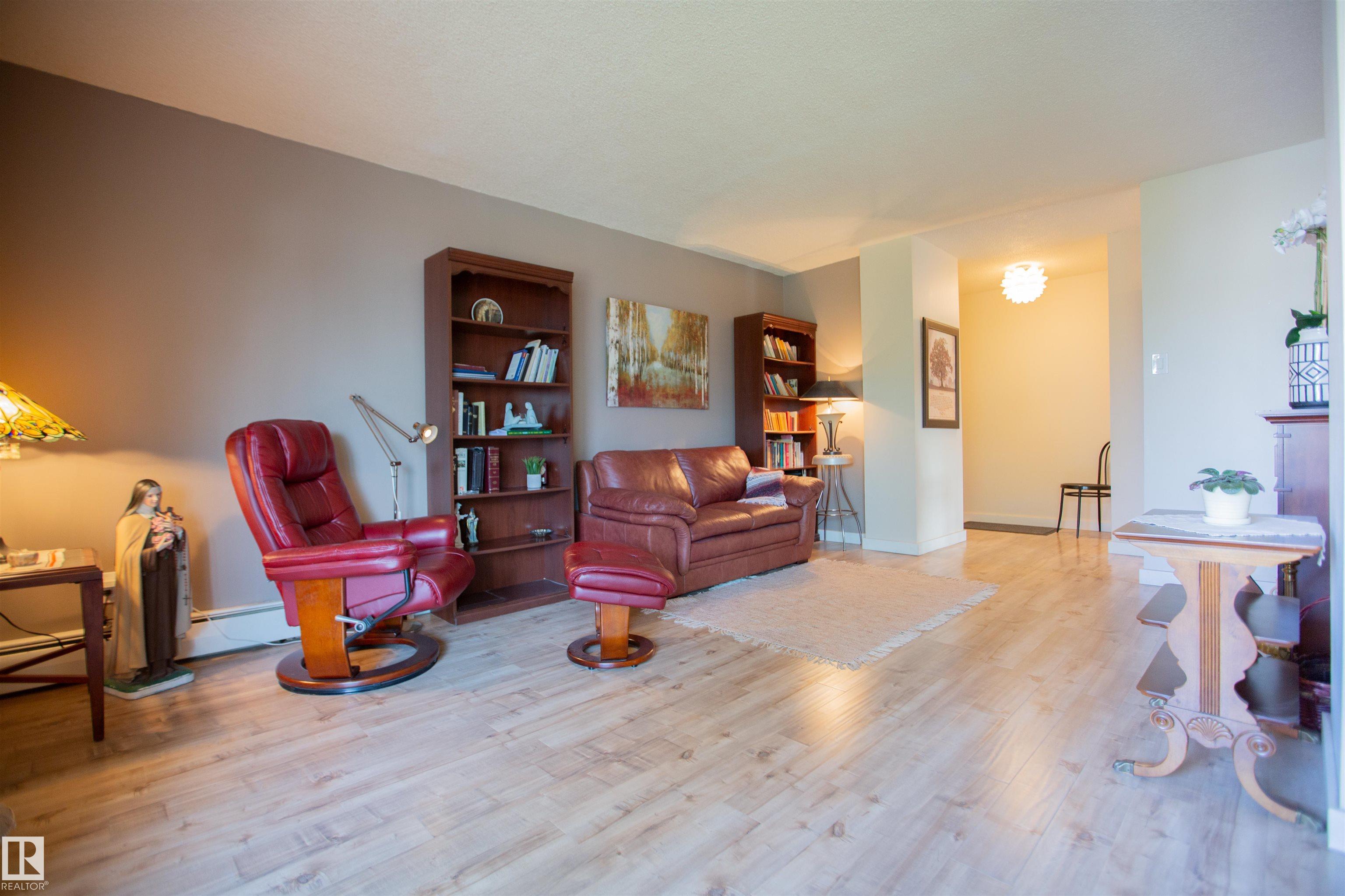 Photo 5 at 33 - 11112 129 Street NW, Inglewood, Edmonton