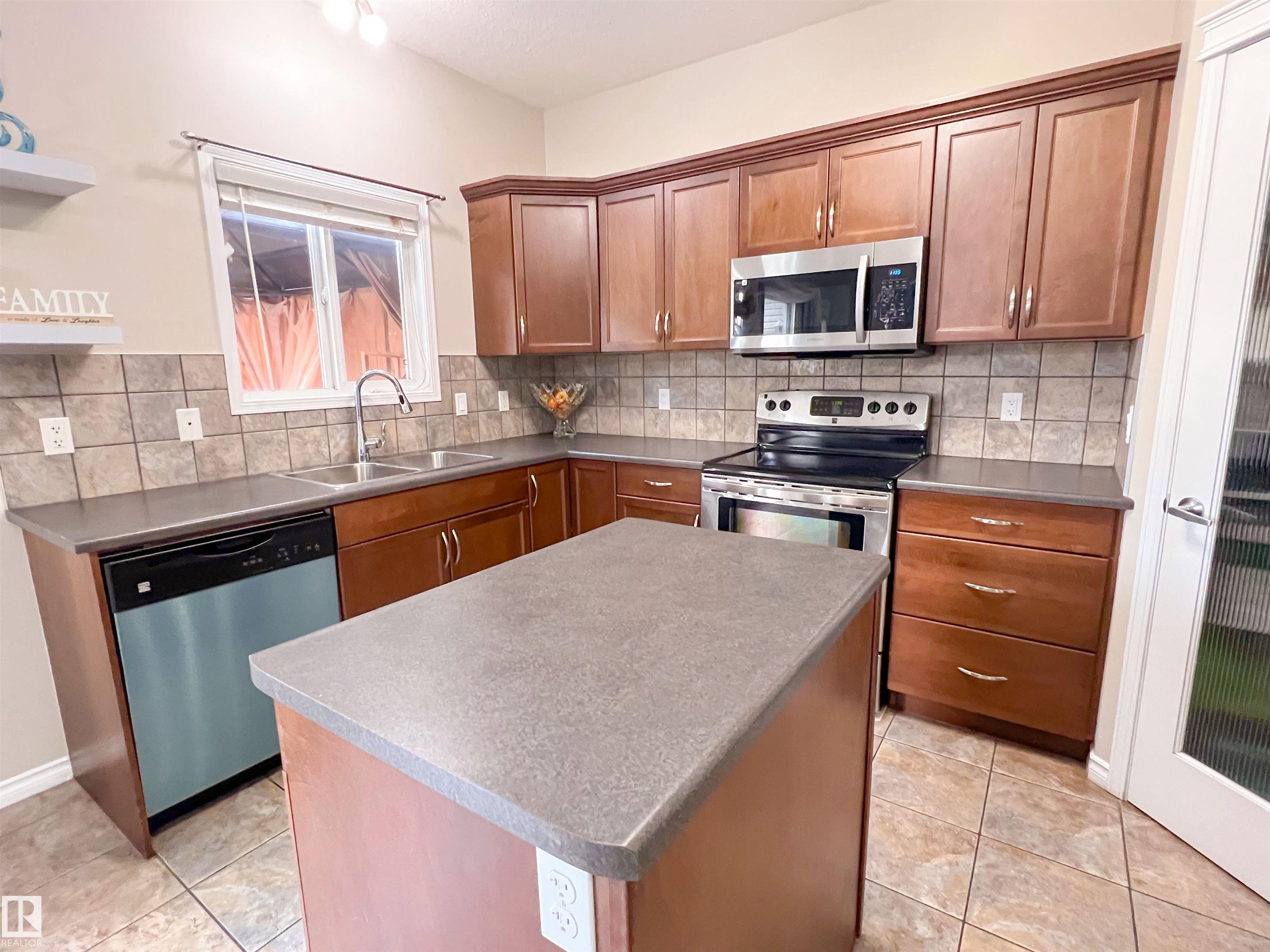 Photo 11 at 21308 58 Avenue NW, The Hamptons, Edmonton