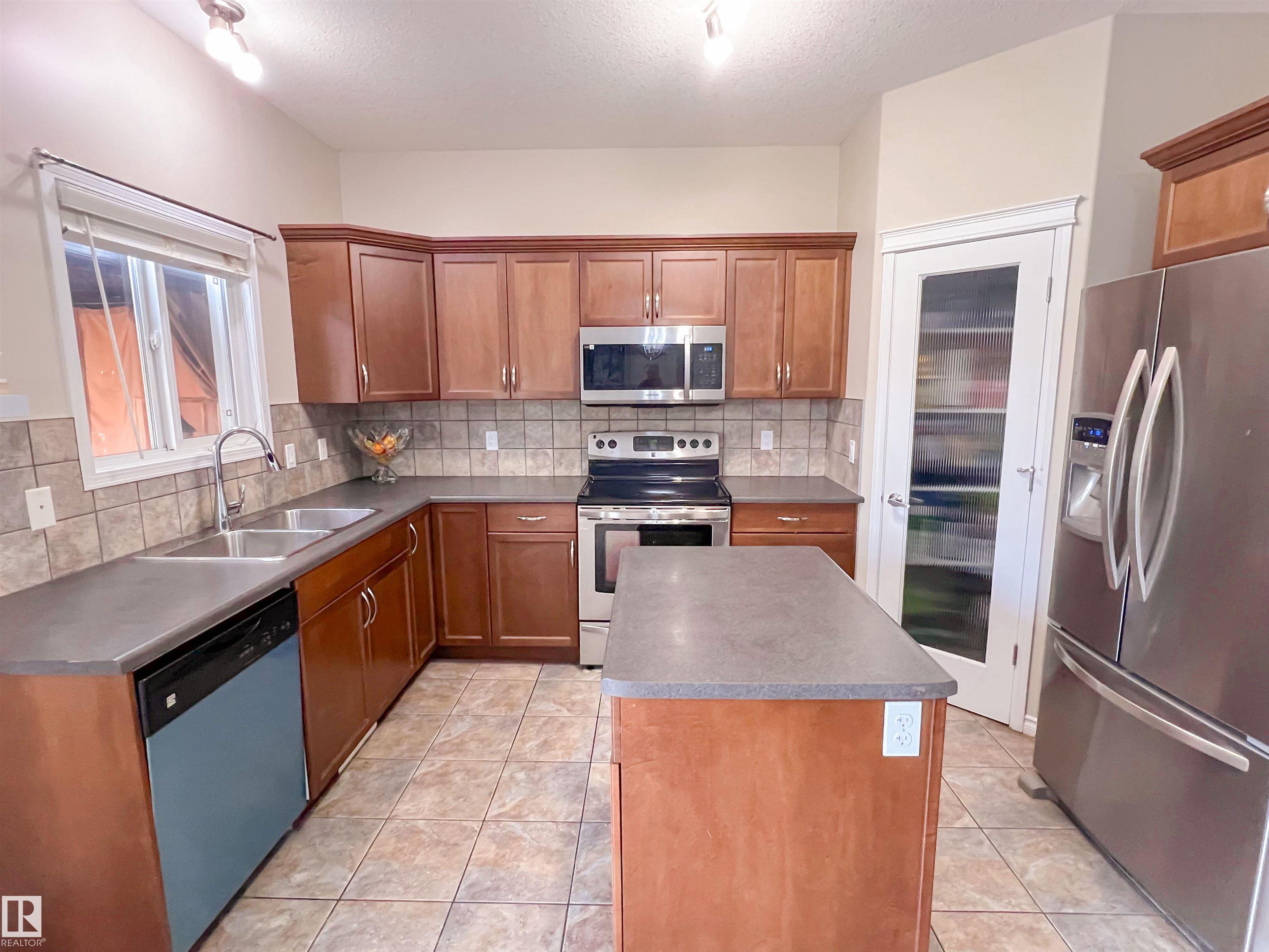 Photo 10 at 21308 58 Avenue NW, The Hamptons, Edmonton