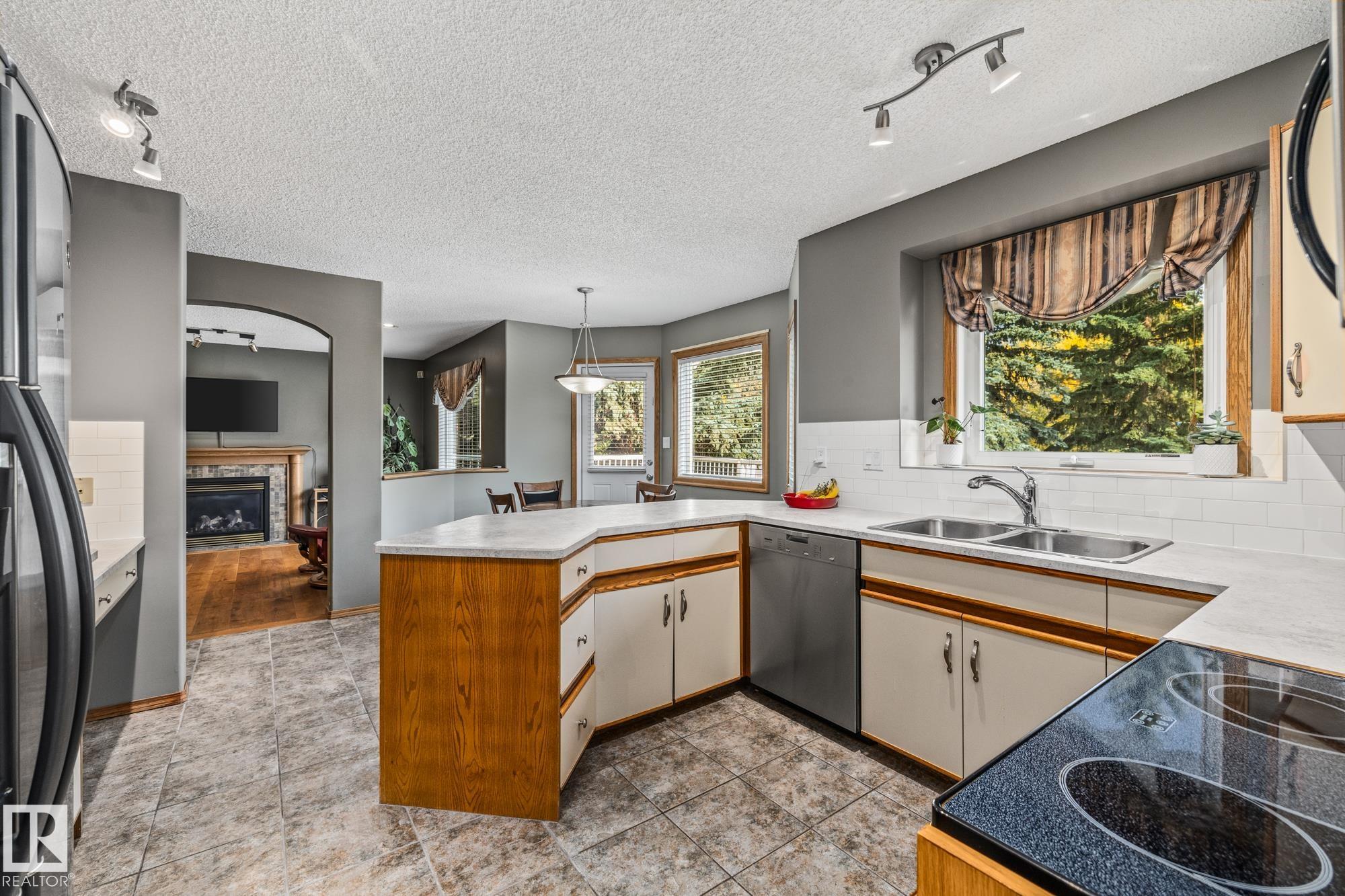 Photo 11 at 3 Harnois Place, Heritage Lakes, St. Albert