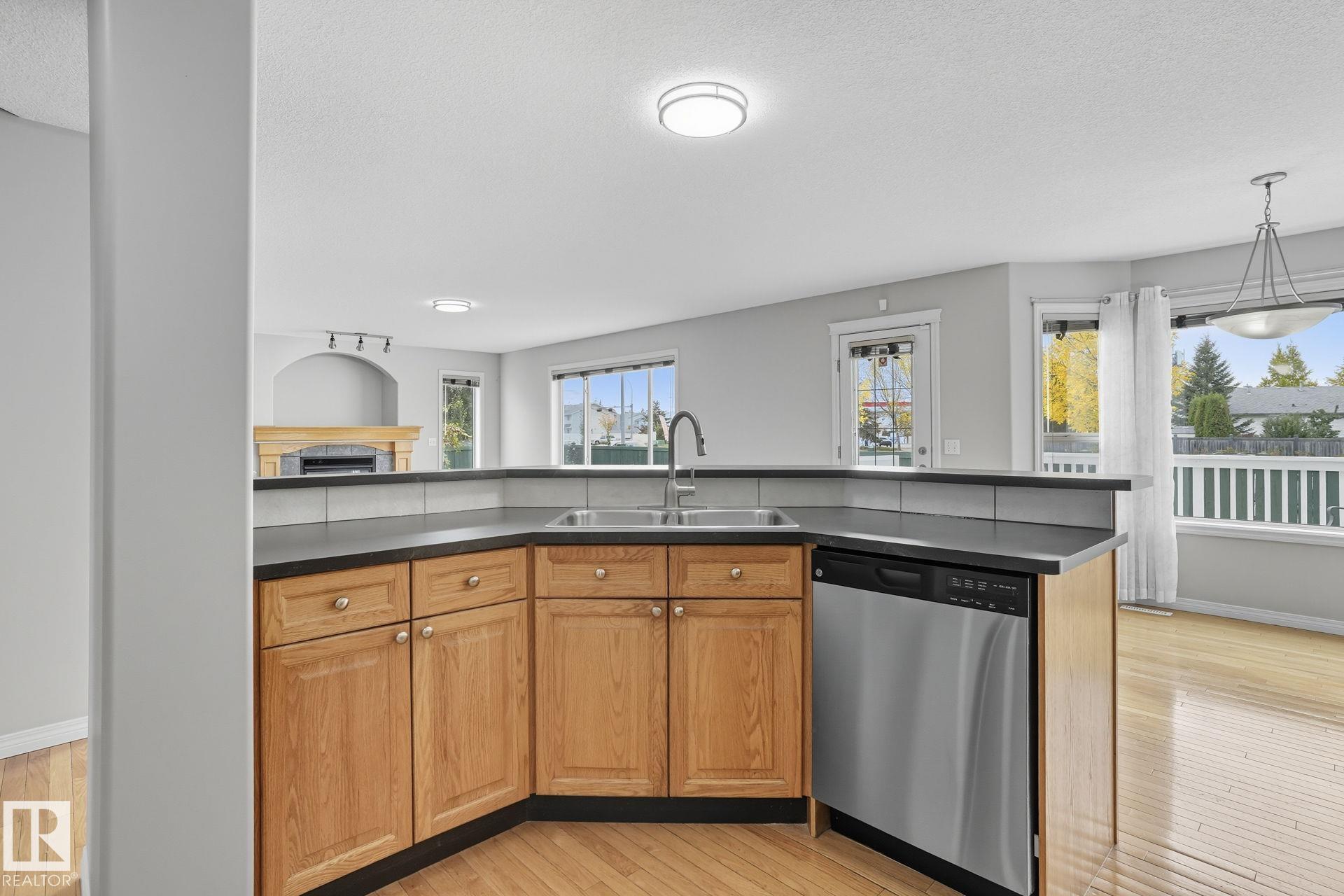 Photo 4 at 16104 81 Street NW, Mayliewan, Edmonton