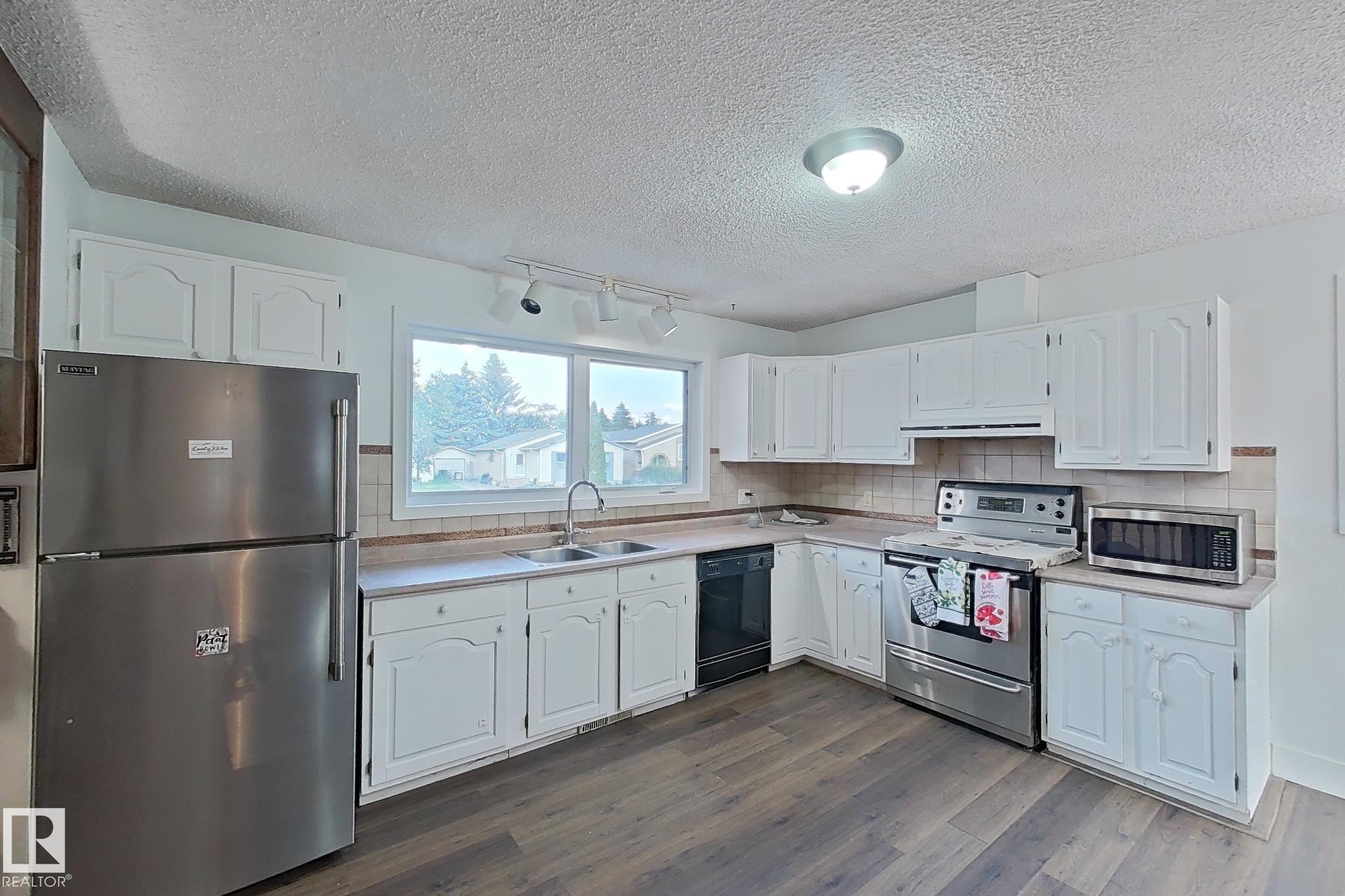 Photo 4 at 1036 38 Street NW, Crawford Plains, Edmonton