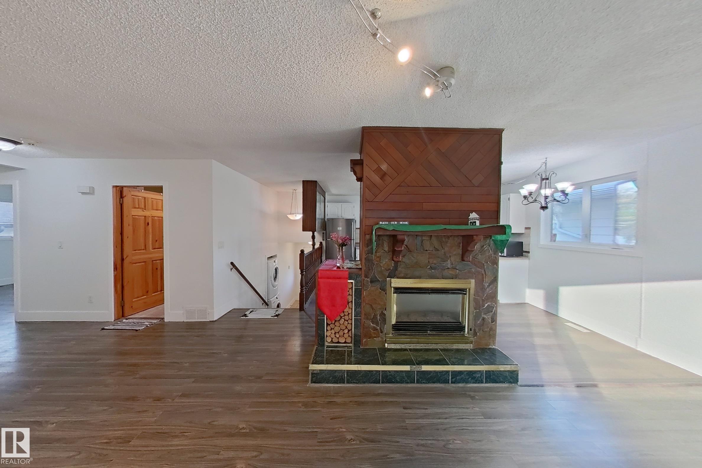 Photo 5 at 1036 38 Street NW, Crawford Plains, Edmonton