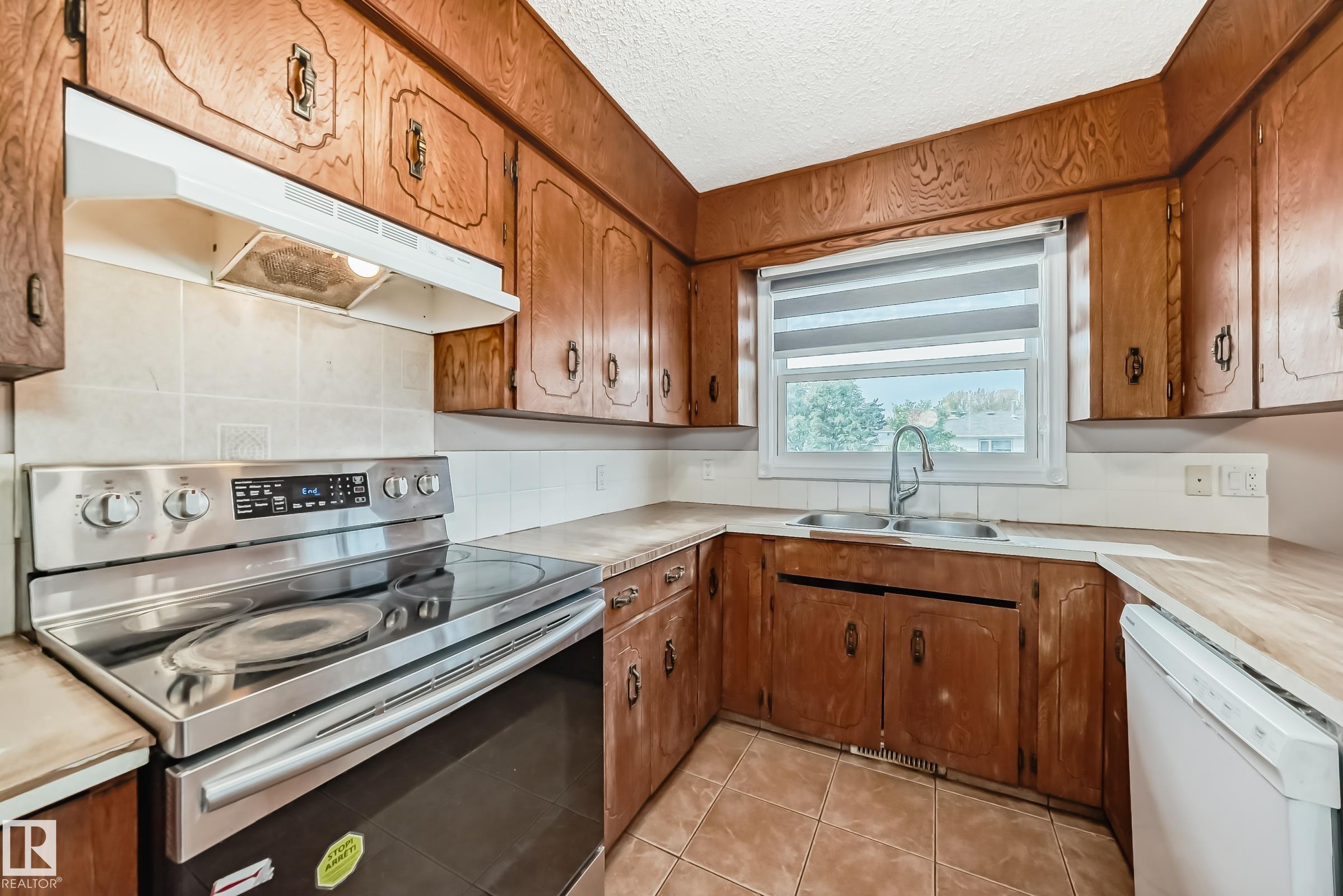 Photo 12 at 7026 11 Avenue NW, Menisa, Edmonton