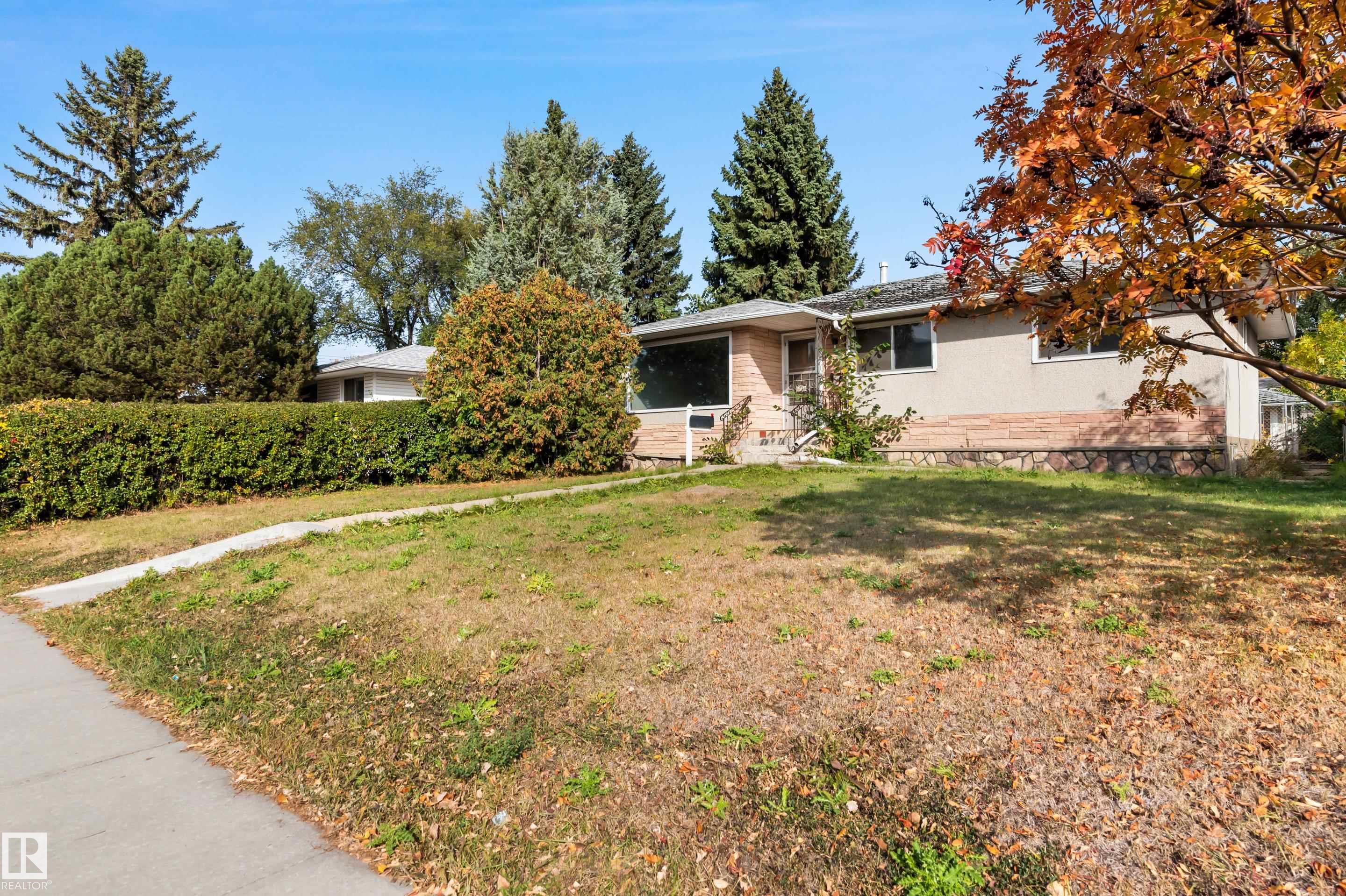 Photo 11 at 8736 66 Avenue NW, Argyll, Edmonton