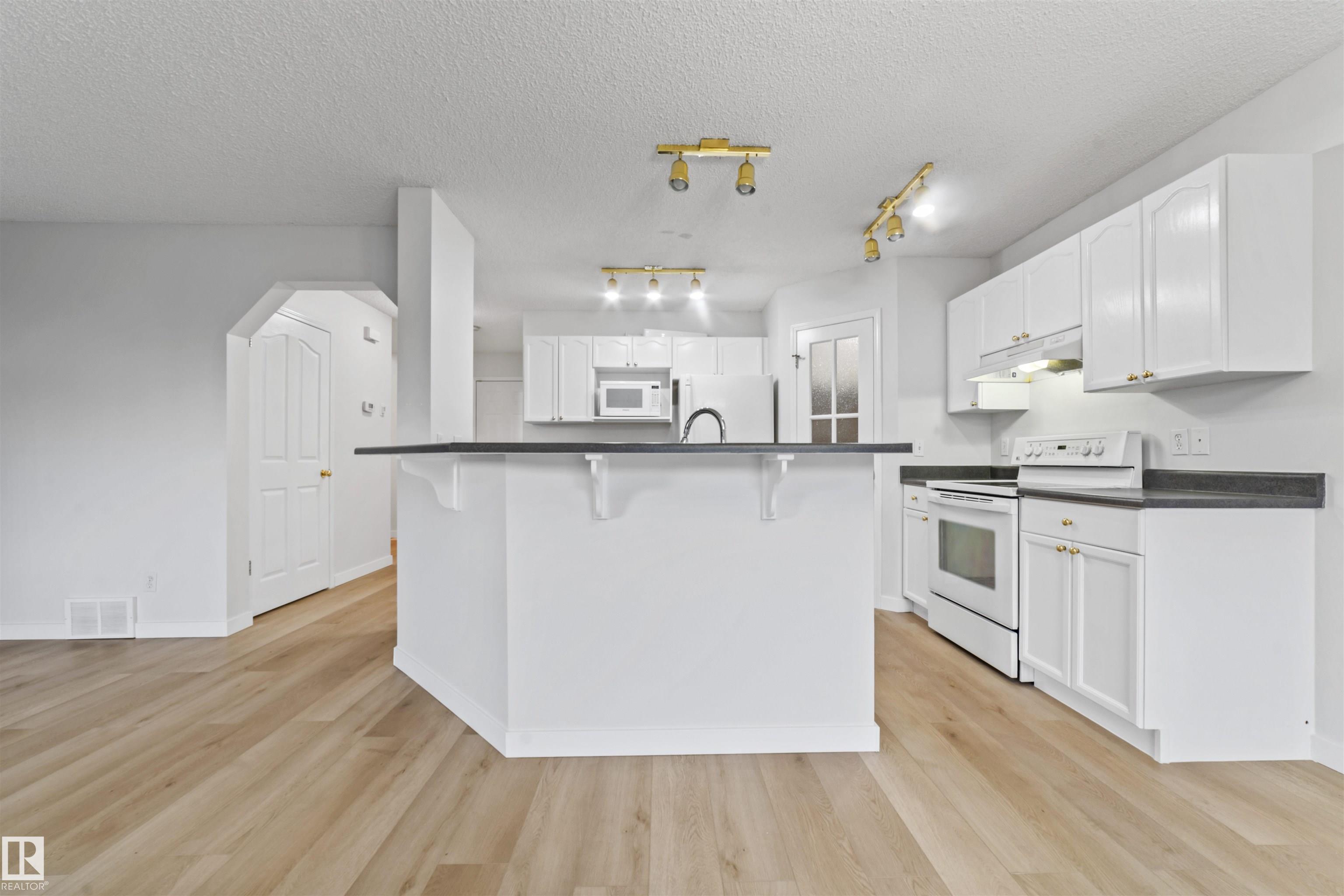 Photo 11 at 3231 30 Avenue NW, Silver Berry, Edmonton