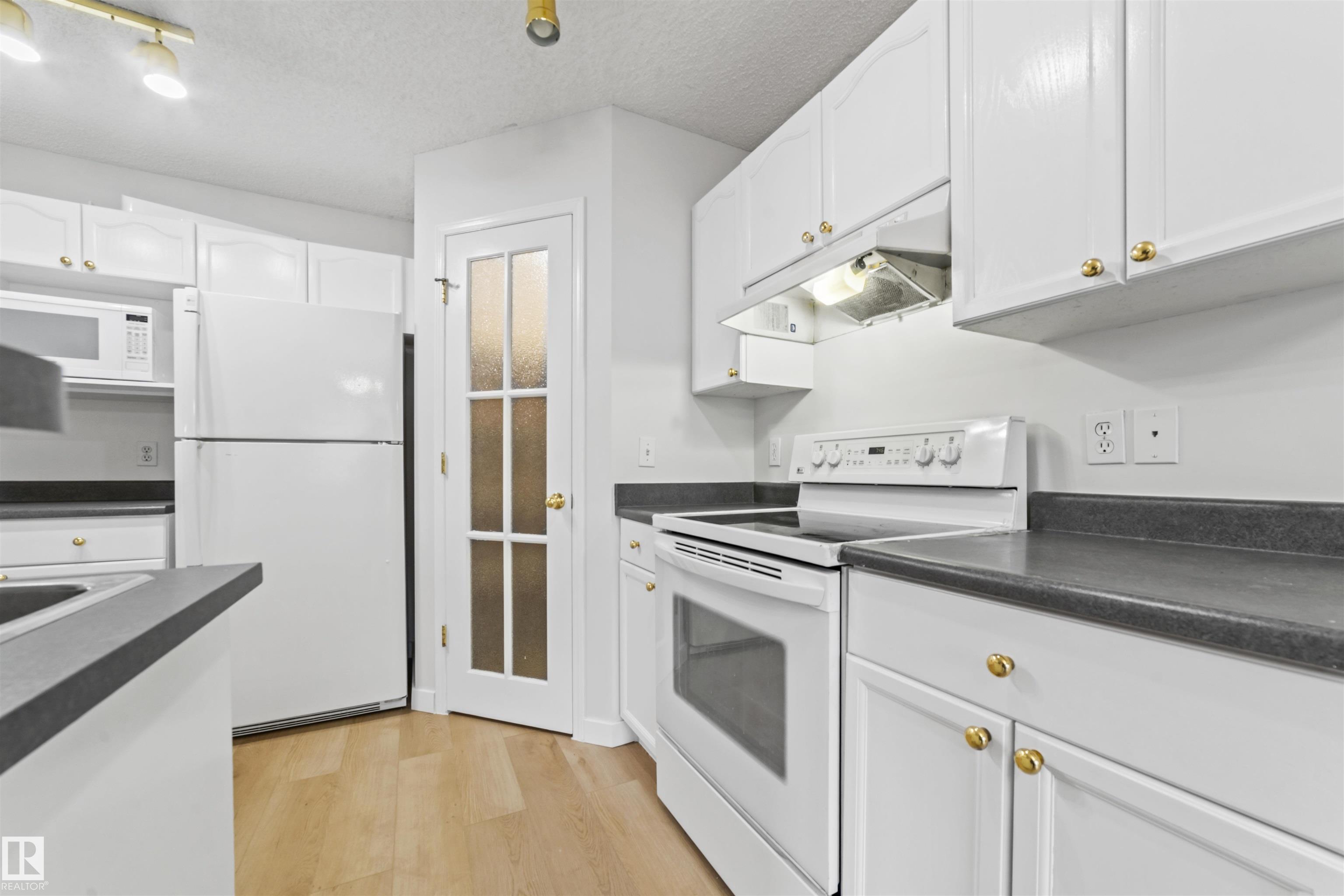 Photo 12 at 3231 30 Avenue NW, Silver Berry, Edmonton