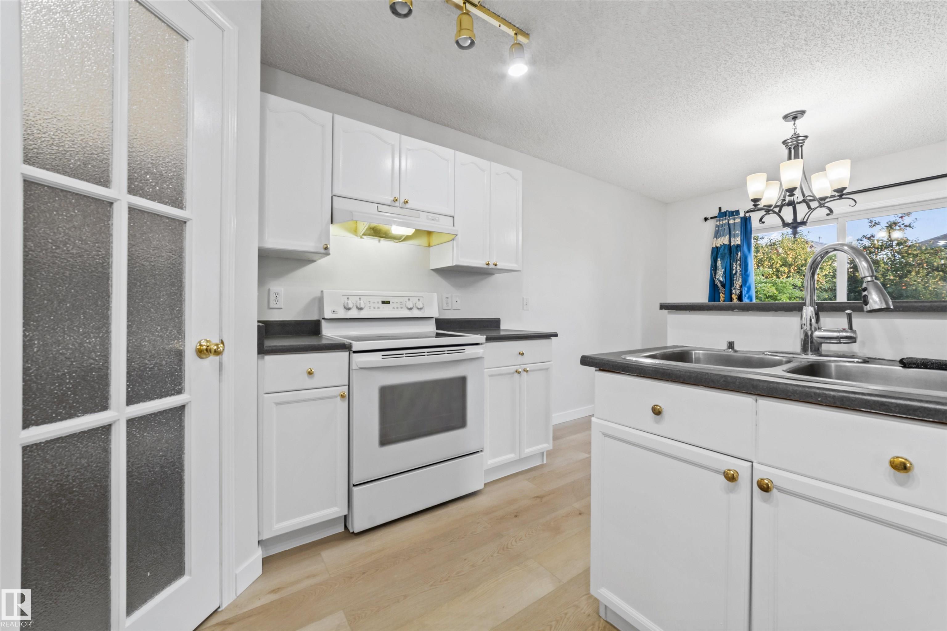 Photo 9 at 3231 30 Avenue NW, Silver Berry, Edmonton