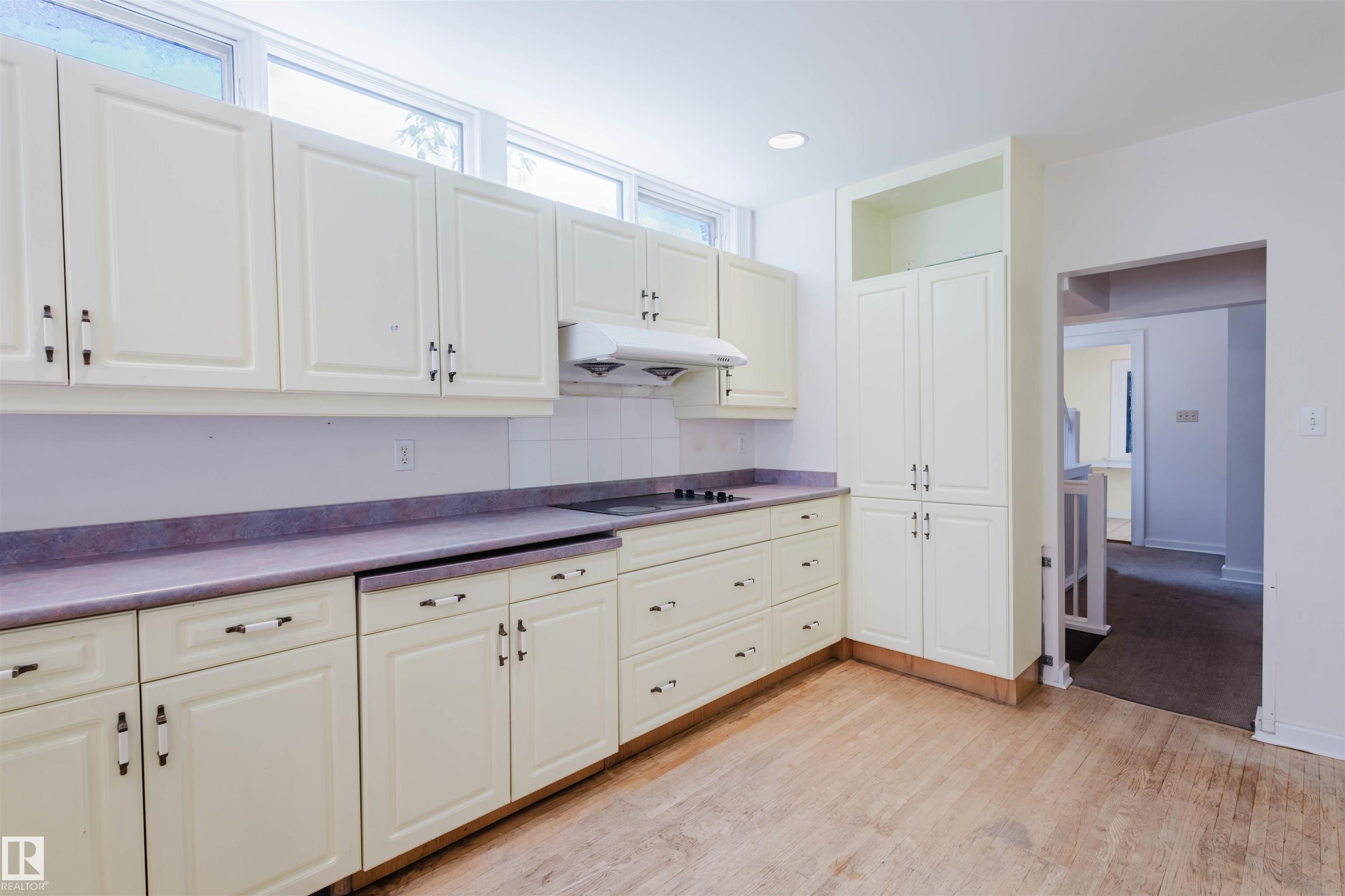 Photo 11 at 10942 88 Avenue NW, Garneau, Edmonton