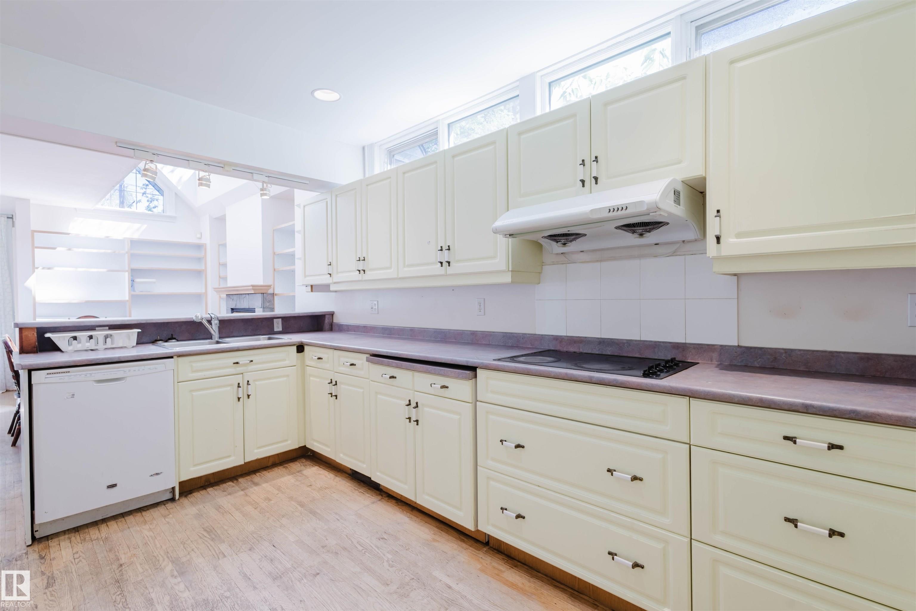 Photo 8 at 10942 88 Avenue NW, Garneau, Edmonton