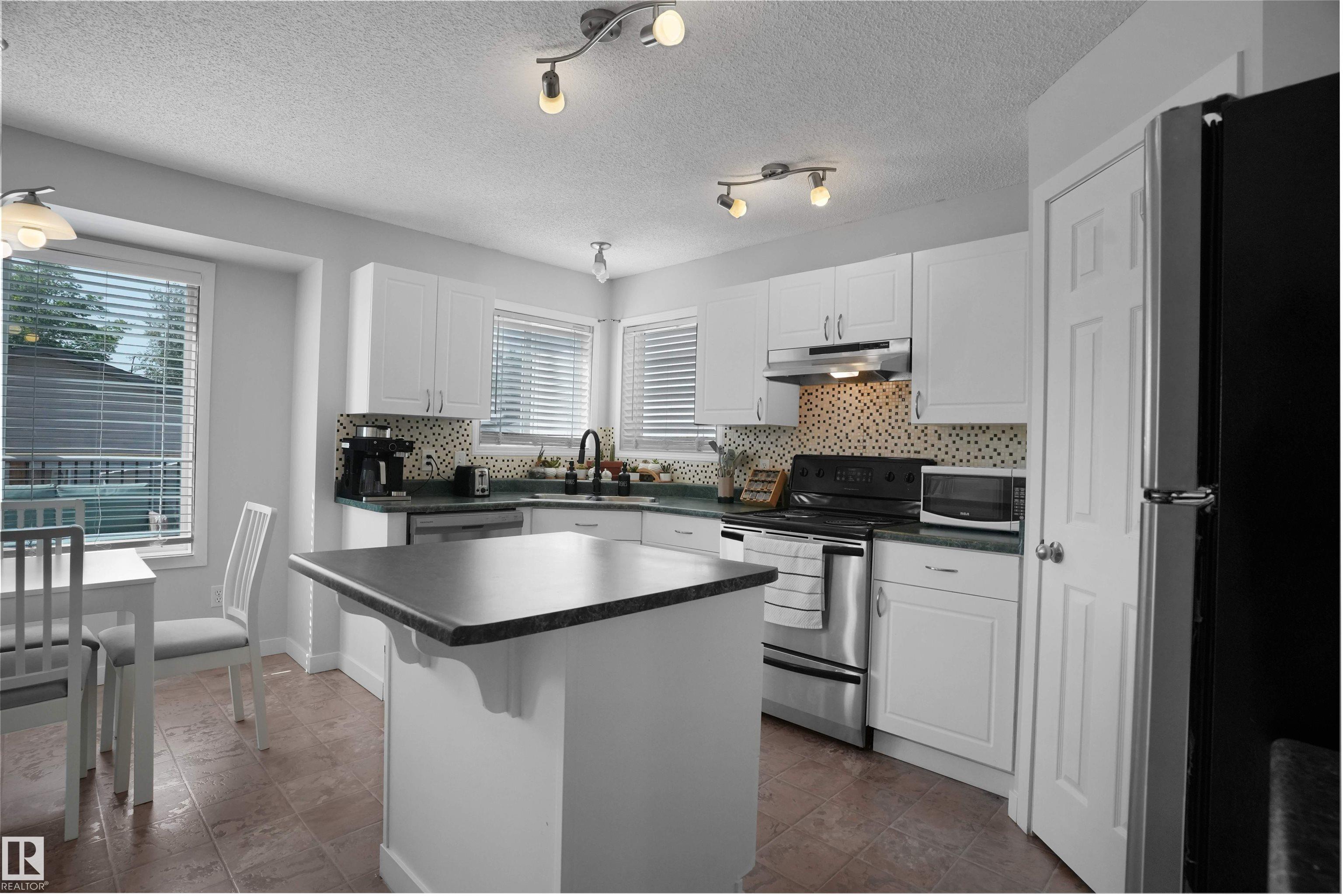 Photo 14 at 21353 87a Avenue NW, Suder Greens, Edmonton