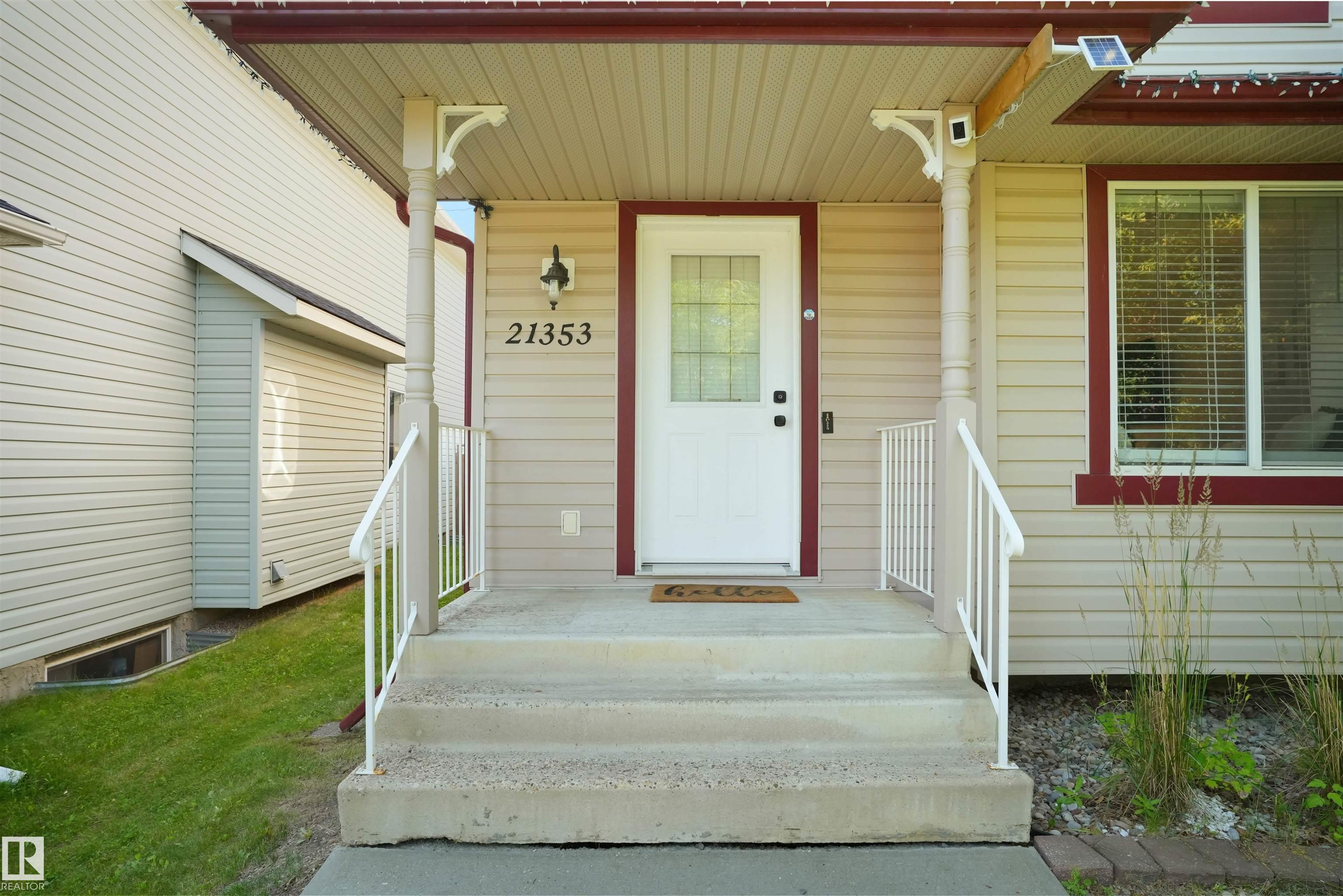 Photo 4 at 21353 87a Avenue NW, Suder Greens, Edmonton