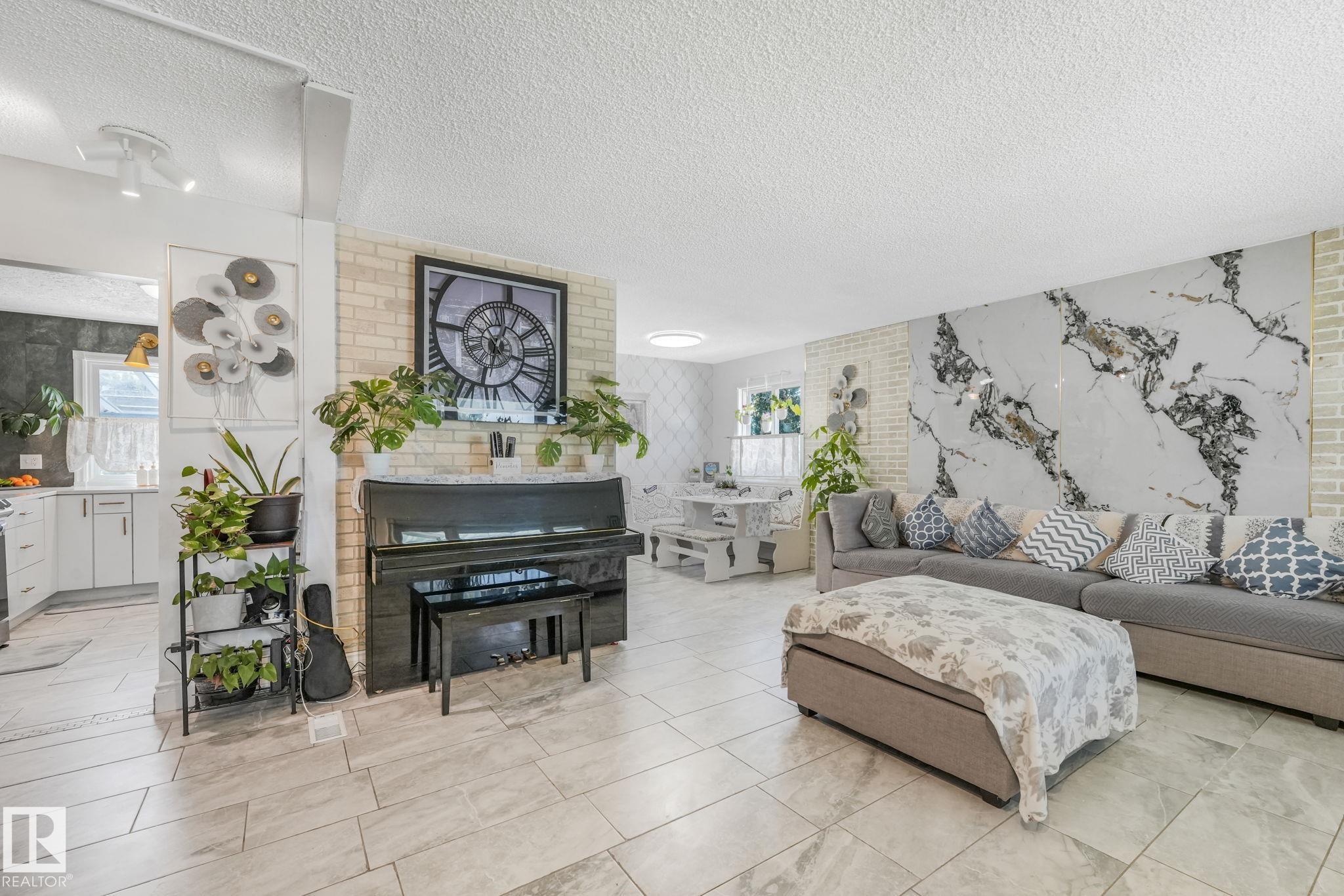 Photo 11 at 9211 130 Avenue NW, Killarney, Edmonton