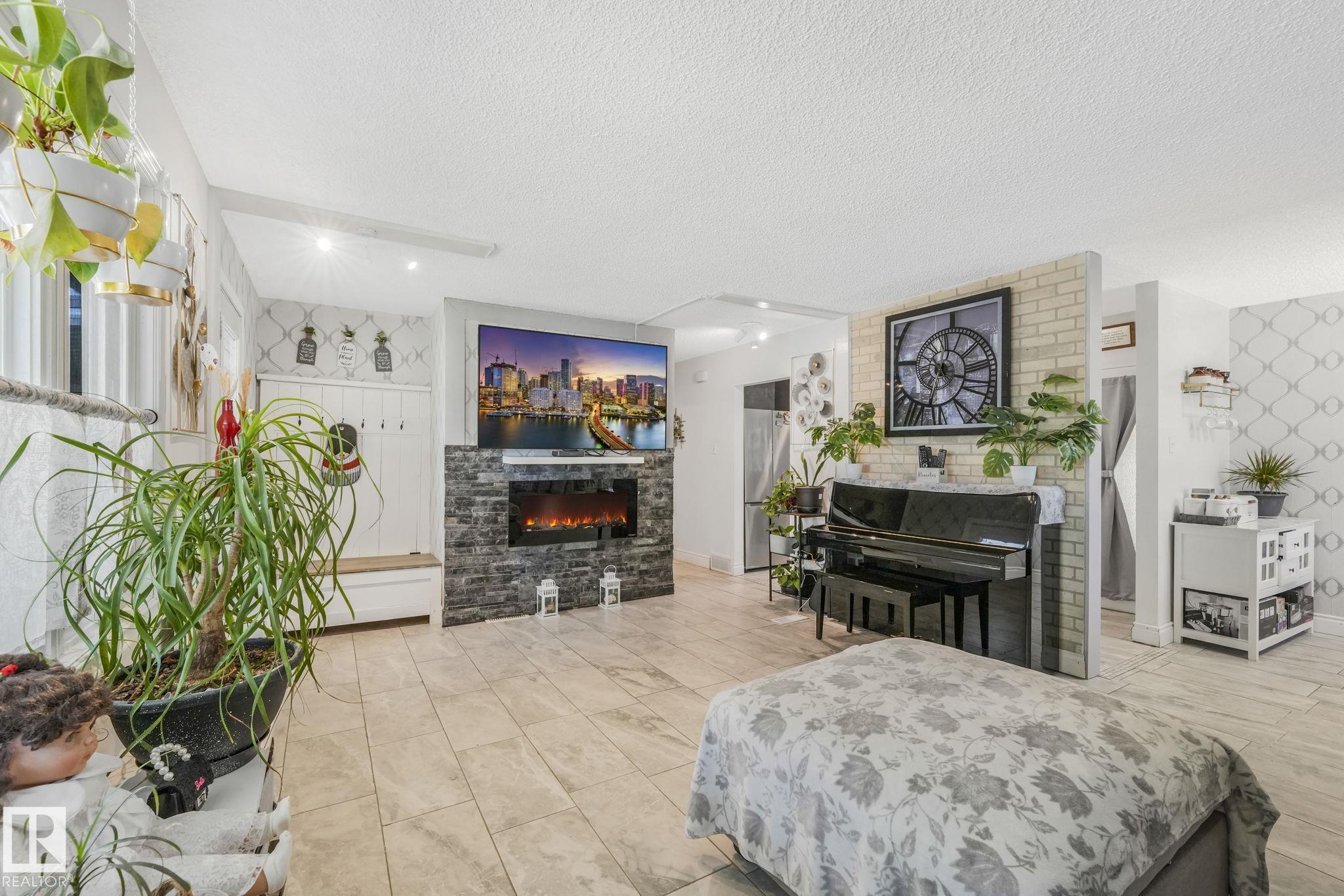 Photo 8 at 9211 130 Avenue NW, Killarney, Edmonton