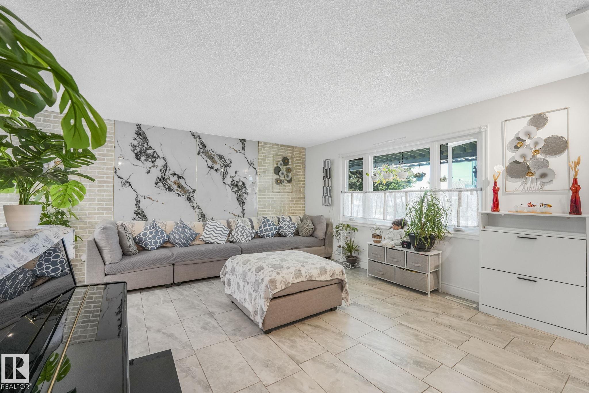 Photo 10 at 9211 130 Avenue NW, Killarney, Edmonton