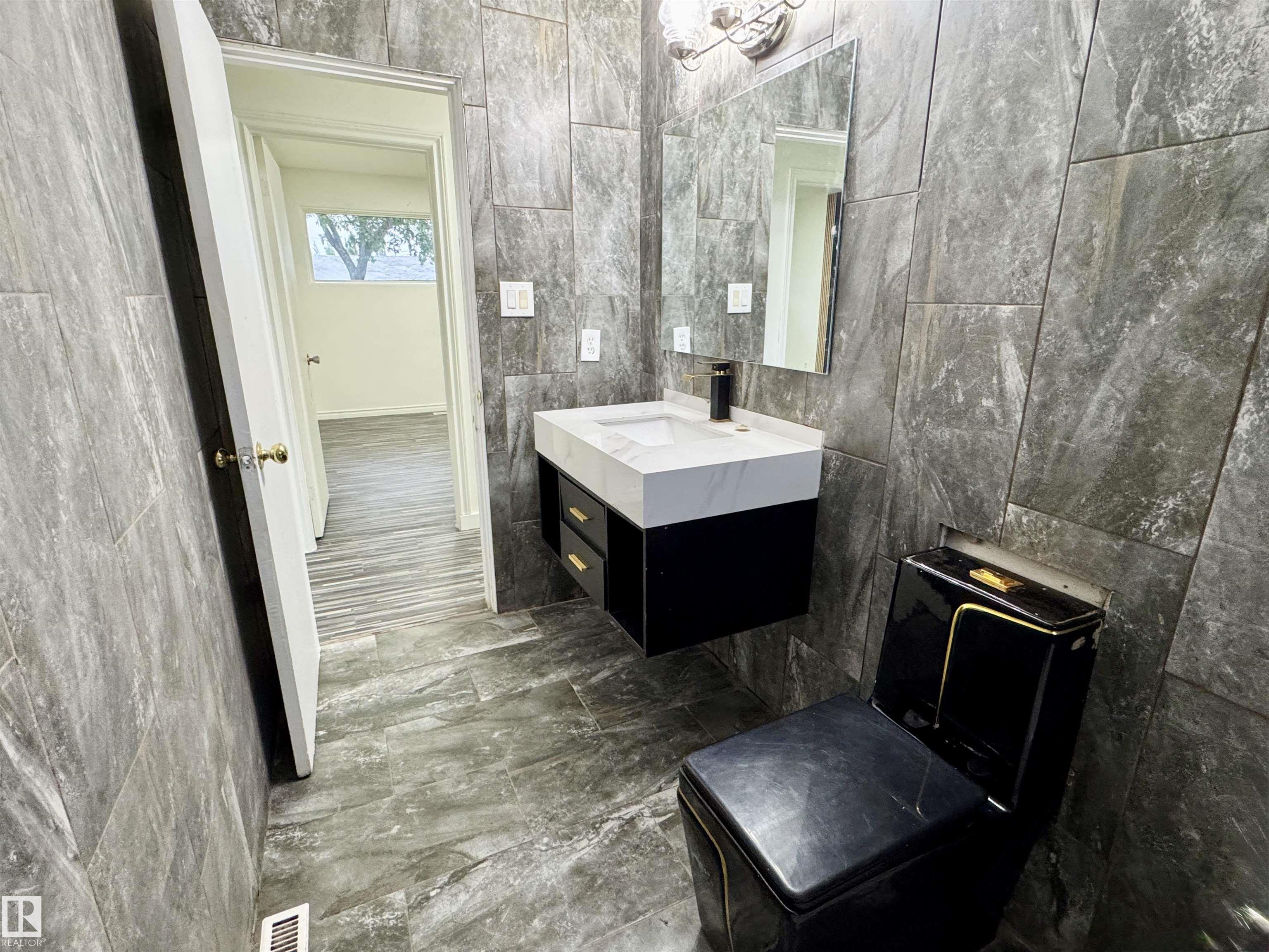 Photo 17 at 16415 106 Avenue NW, Britannia Youngstown, Edmonton