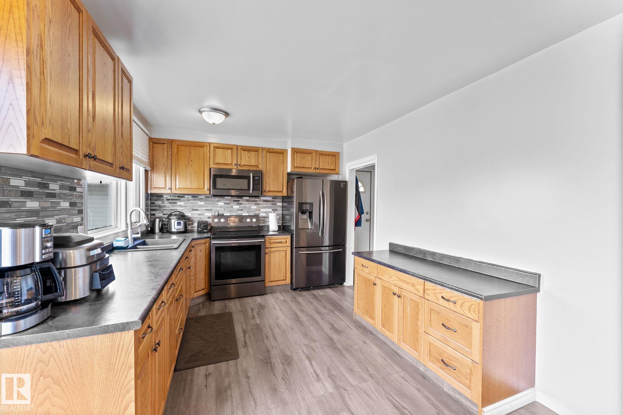 Photo 11 at 8216 133a Avenue NW, Glengarry, Edmonton