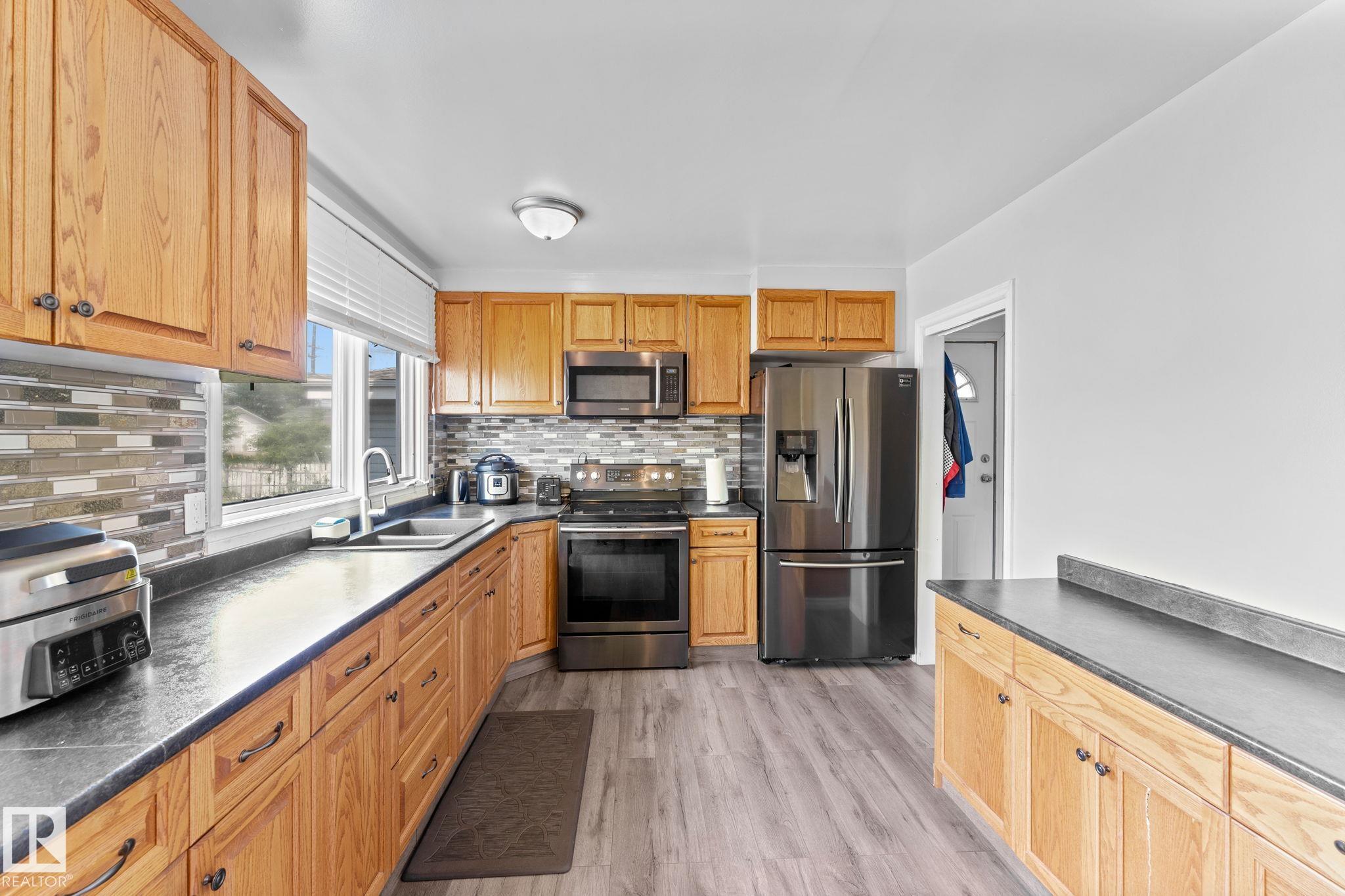 Photo 12 at 8216 133a Avenue NW, Glengarry, Edmonton