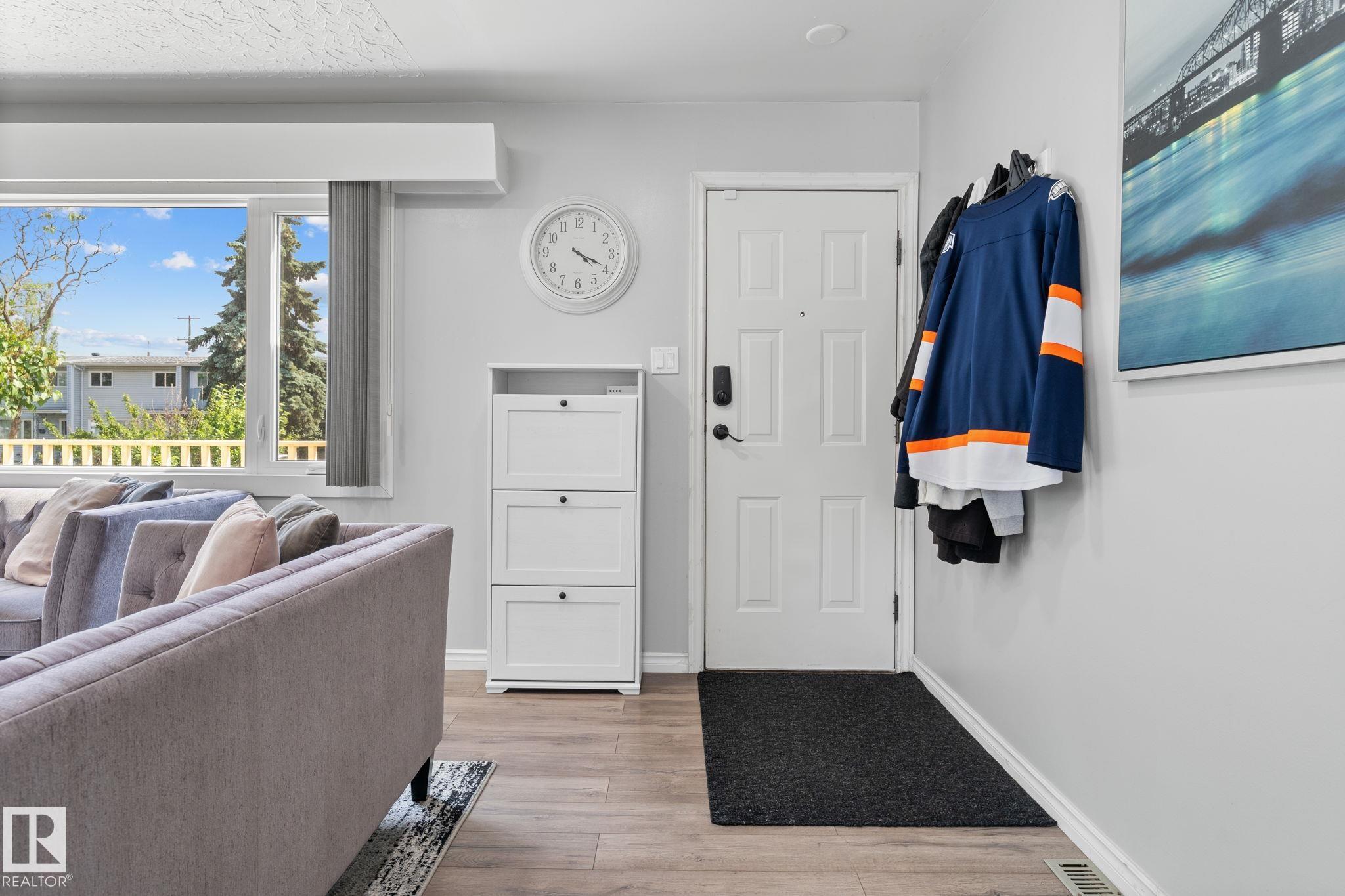 Photo 5 at 8216 133a Avenue NW, Glengarry, Edmonton