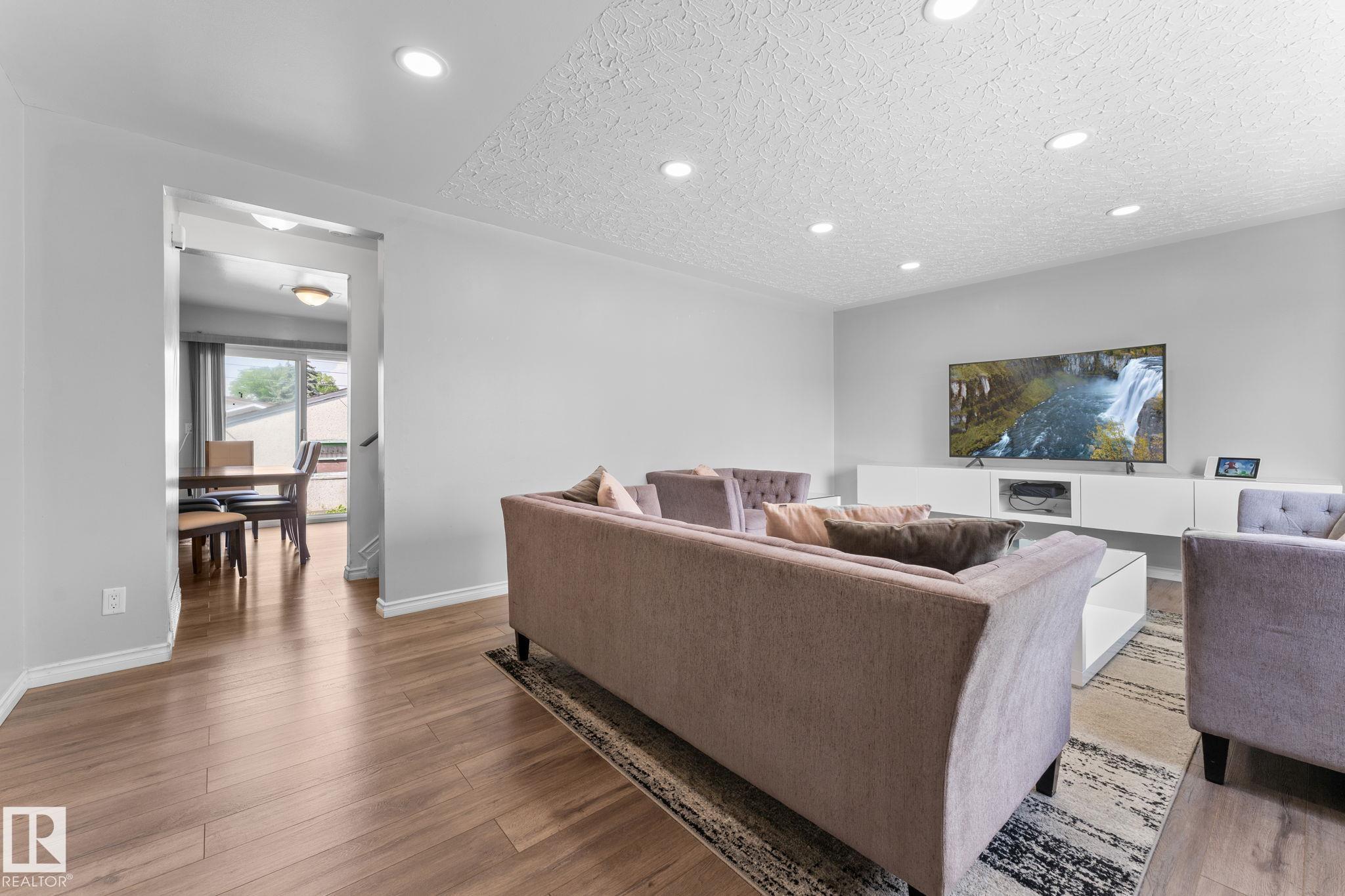 Photo 6 at 8216 133a Avenue NW, Glengarry, Edmonton
