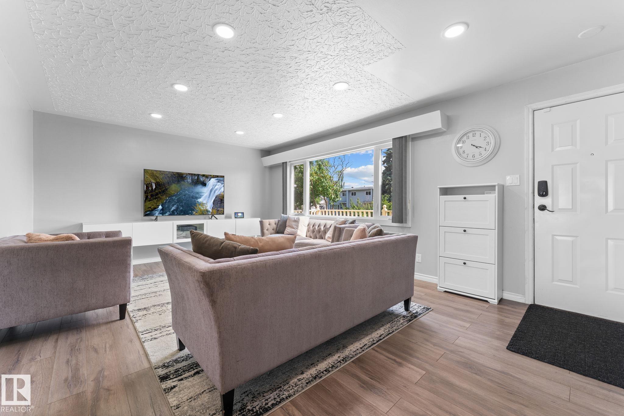 Photo 7 at 8216 133a Avenue NW, Glengarry, Edmonton
