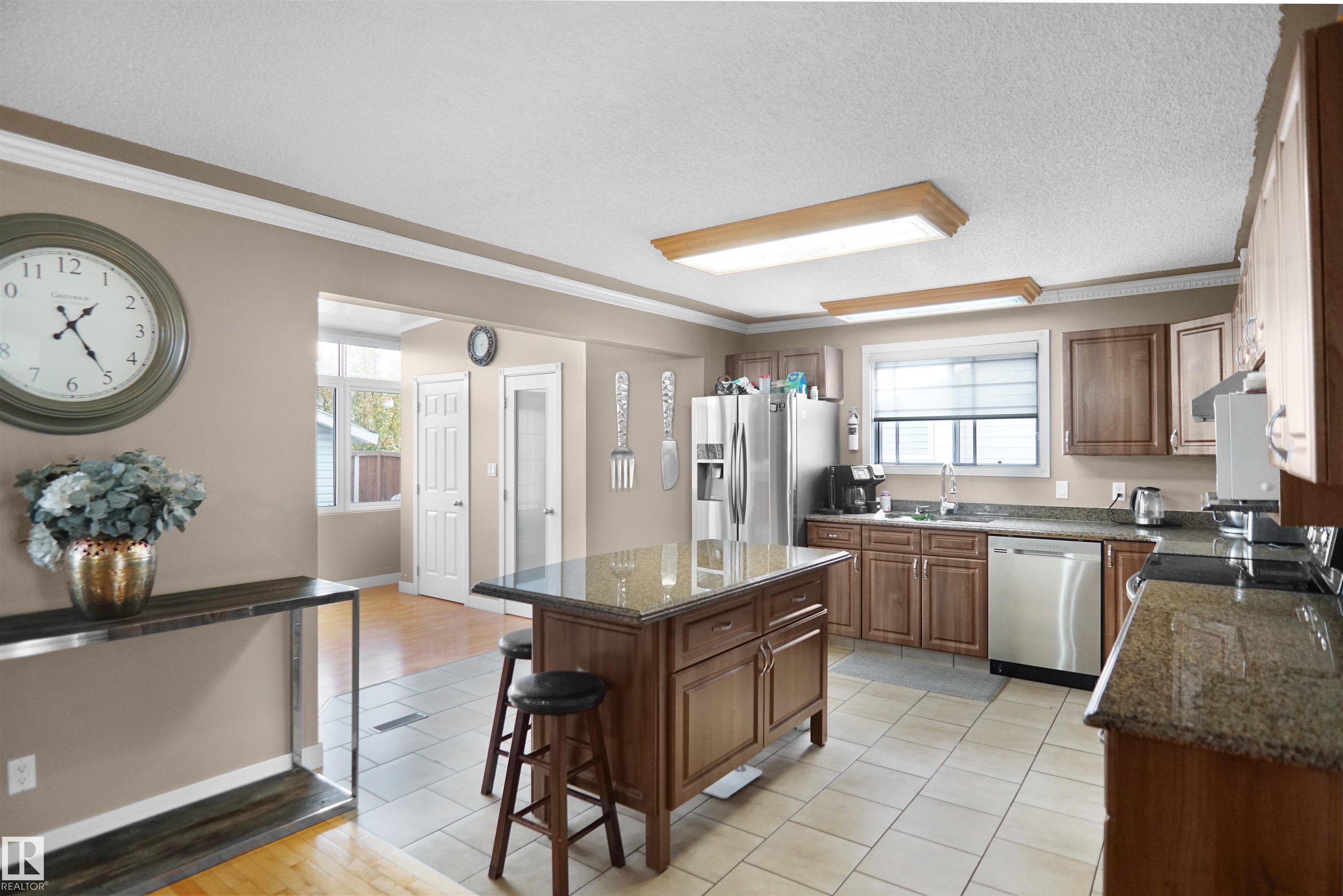 Photo 10 at 15519 70 Street NW, Ozerna, Edmonton