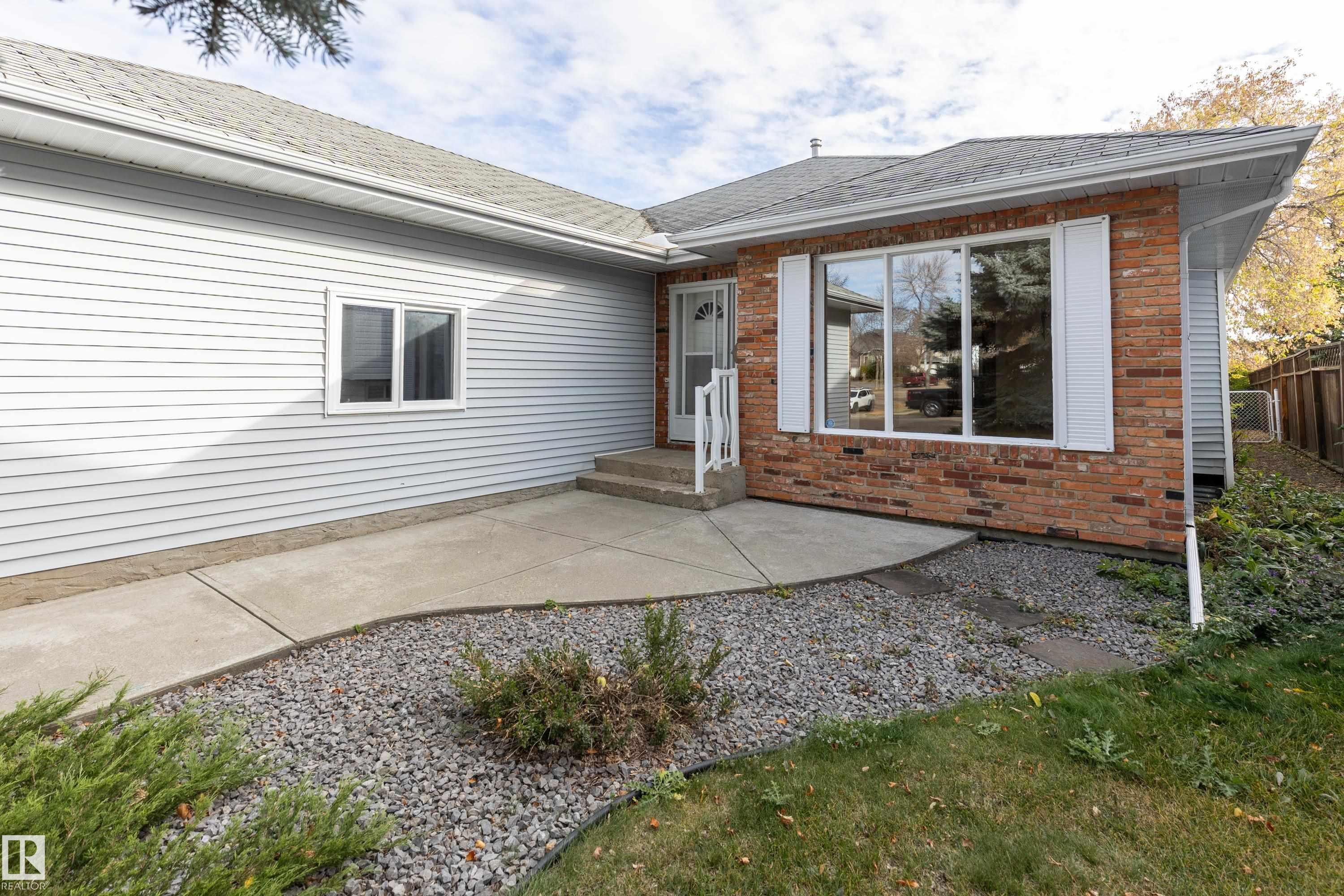 Photo 3 at 50 Hillside Crescent, Heritage Hills, Sherwood Park