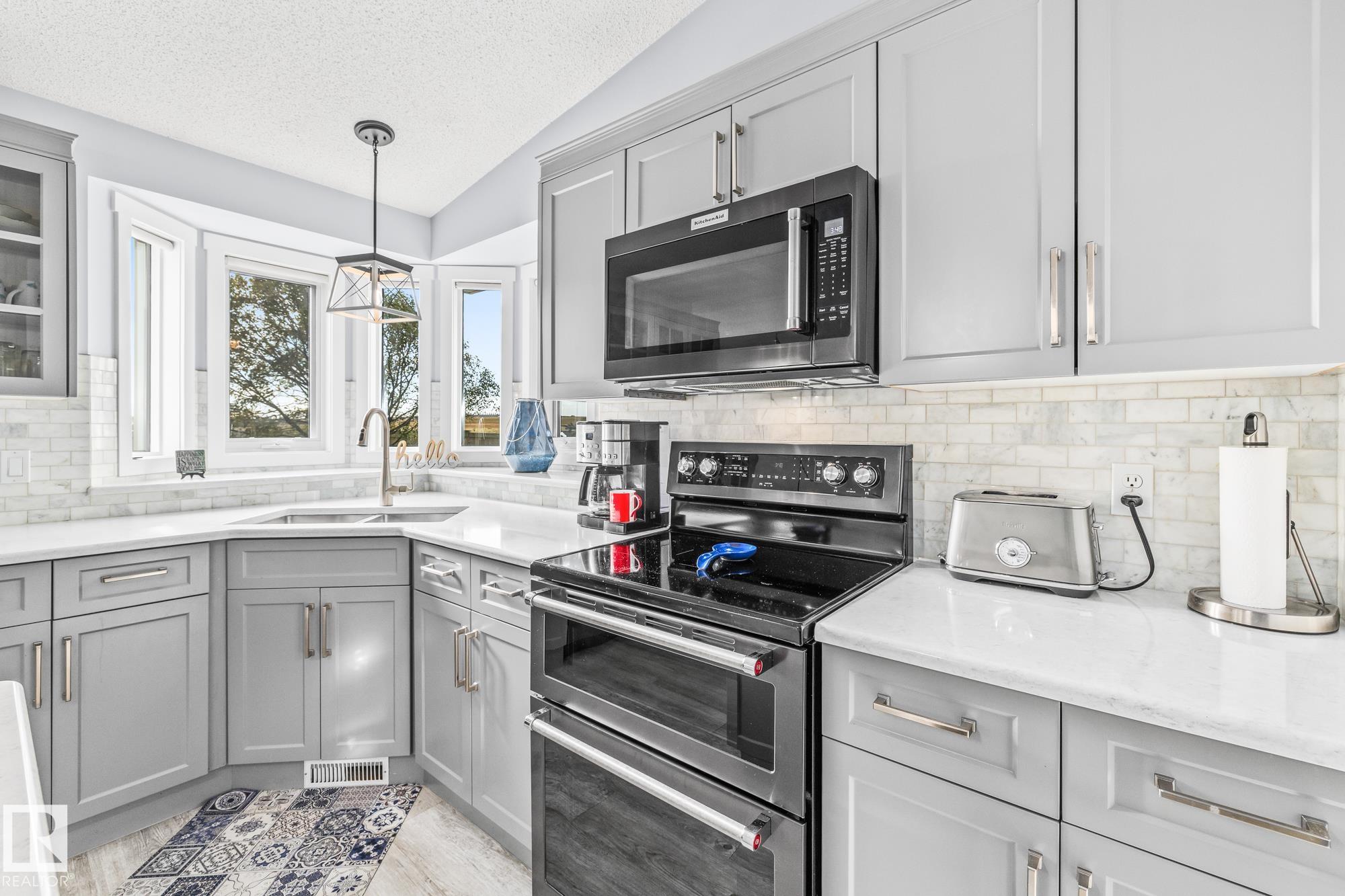 Photo 11 at 18931 89 Avenue NW, Belmead, Edmonton