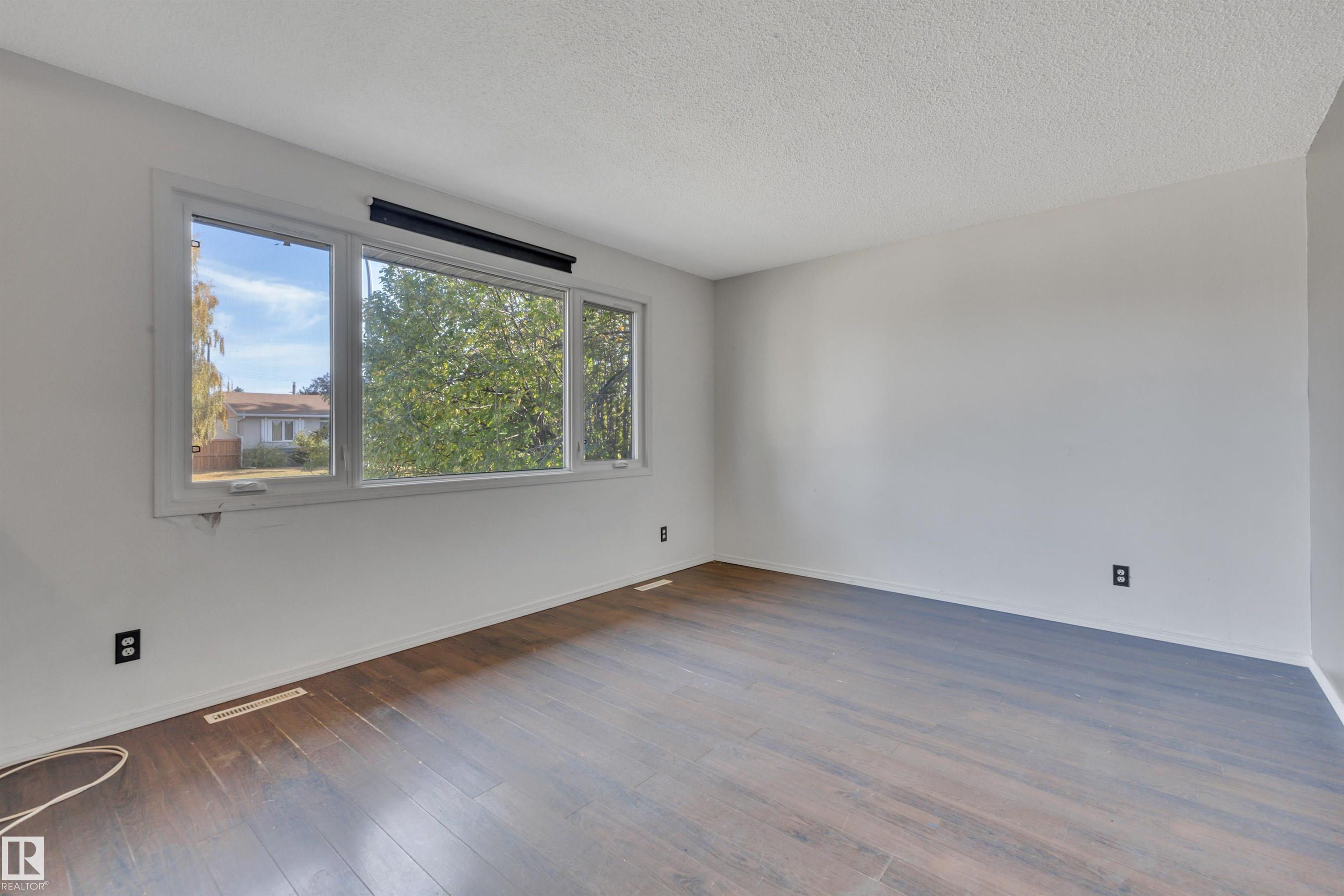 Photo 8 at 8328 165 Street NW, Elmwood, Edmonton