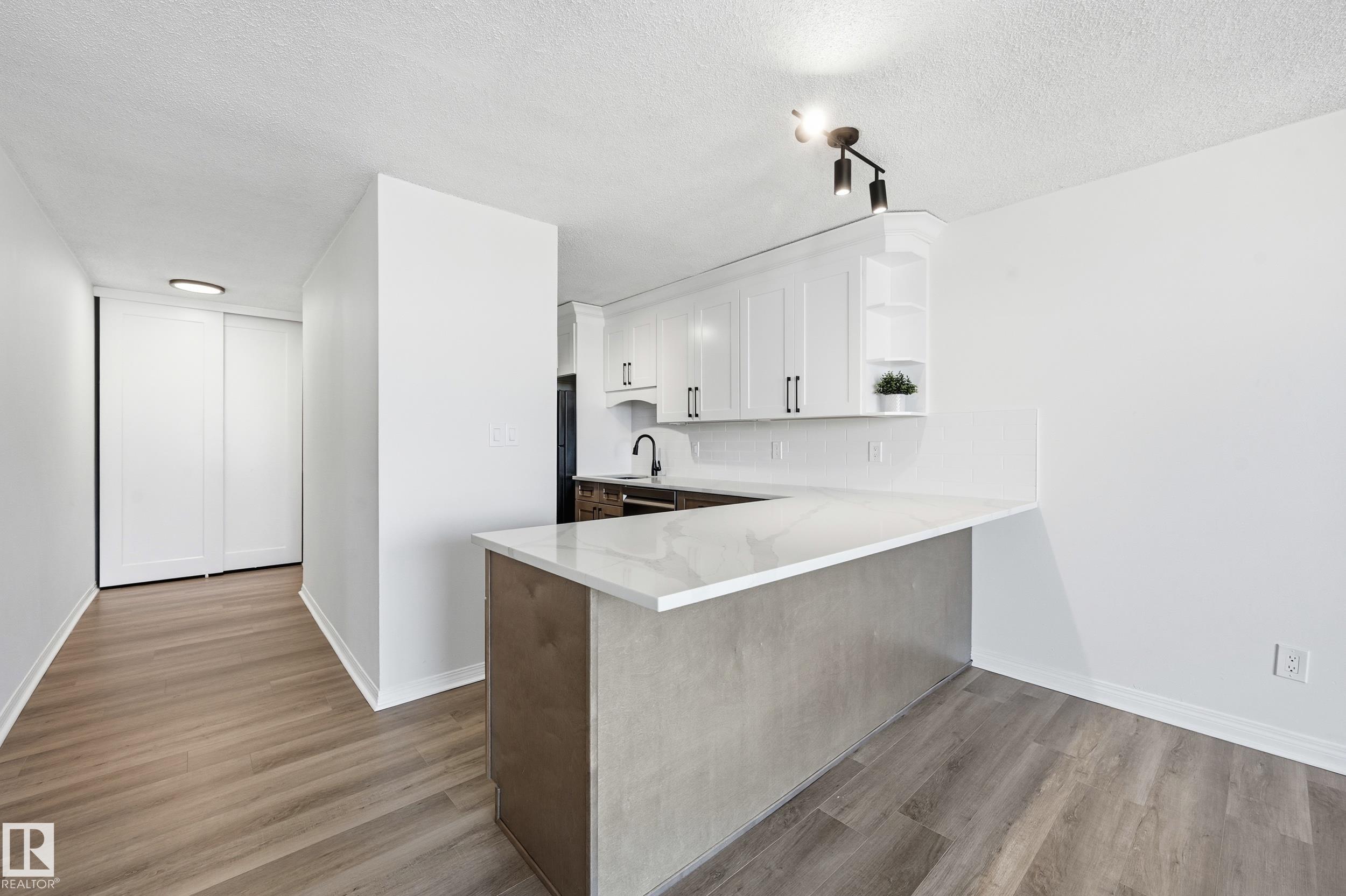 Photo 4 at 1607 - 10011 116 Street NW, Wîhkwêntôwin, Edmonton