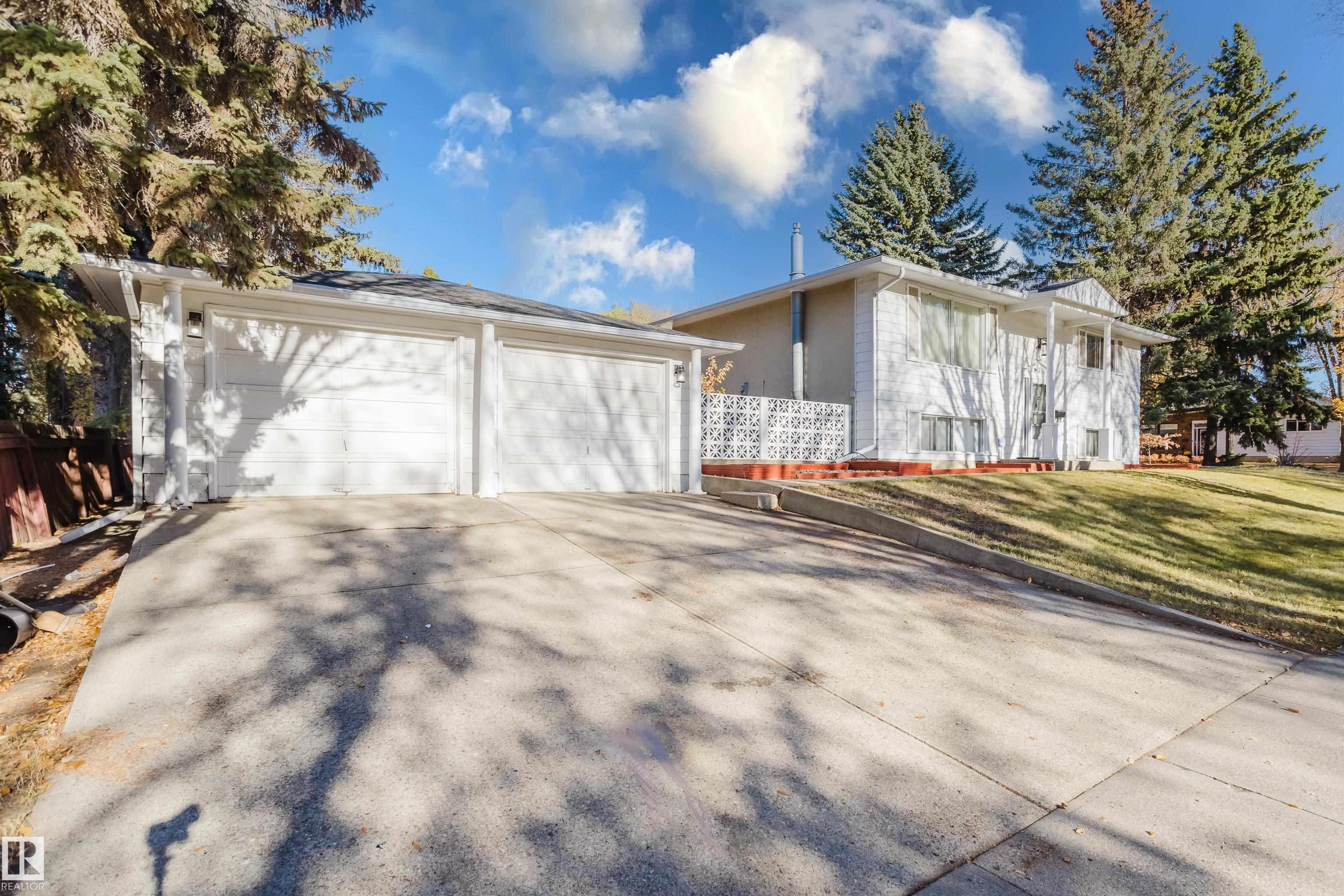 Photo 2 at 2 Fleetwood Crescent, Forest Lawn, St. Albert