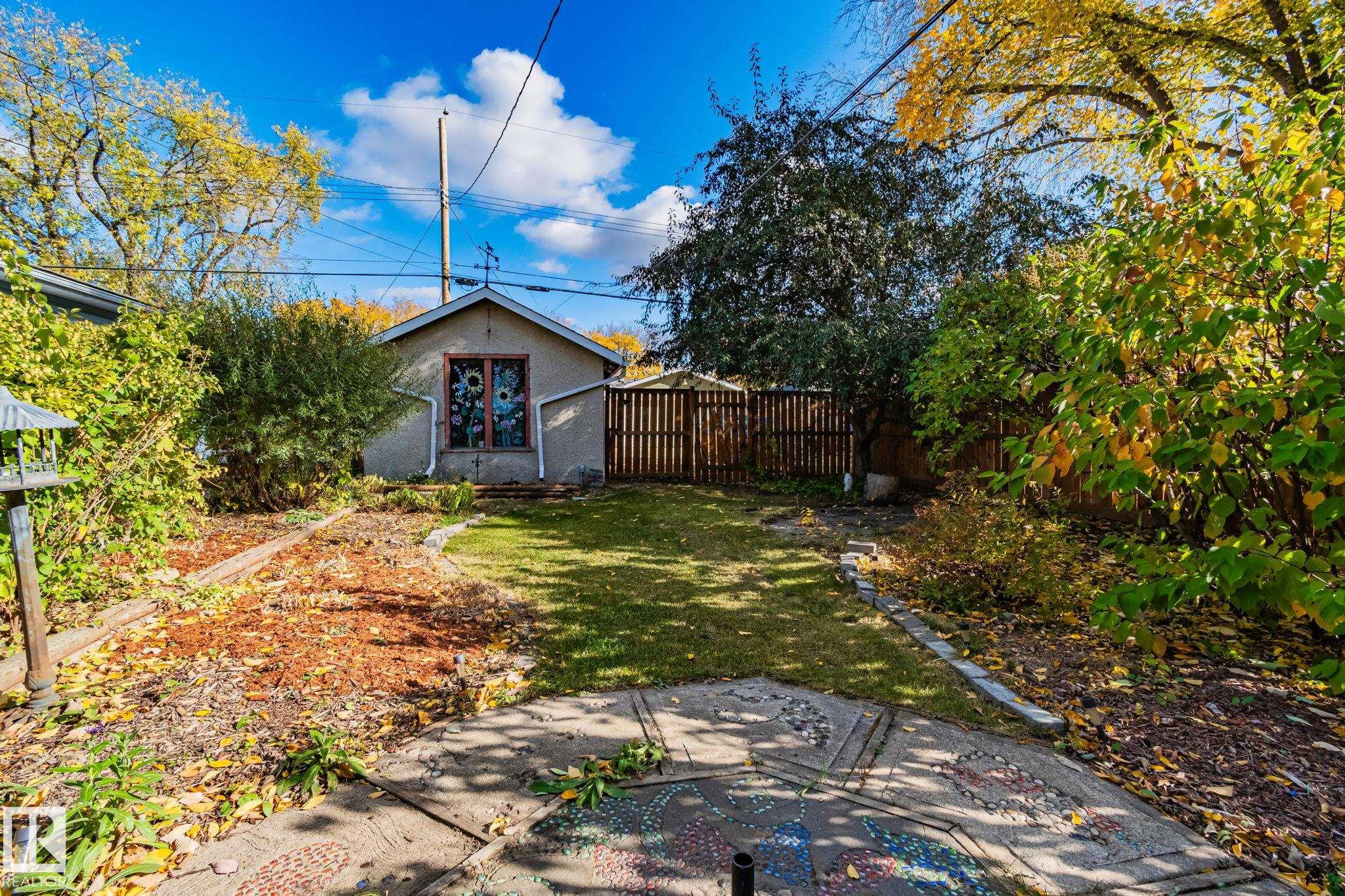 http://cdnparap120.paragonrels.com/ParagonImages/Property/p12/RAE/225375291/35/0/0/183ba8f9d057c2ef81e95356e501a772/1/29c4ebdf16d03b96f8a6b4c9a4542980/225375291-b6aed387-e48f-41af-b22a-25dcf1f45011.JPG