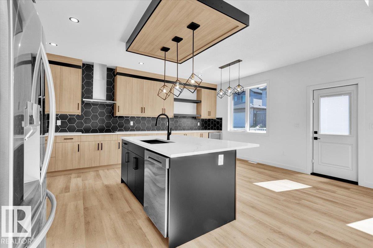Photo 3 at 1119 Gyrfalcon Crescent NW, Hawks Ridge, Edmonton