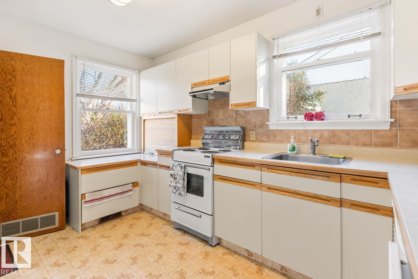 Photo 10 at 8671 76 Street NW, Idylwylde, Edmonton
