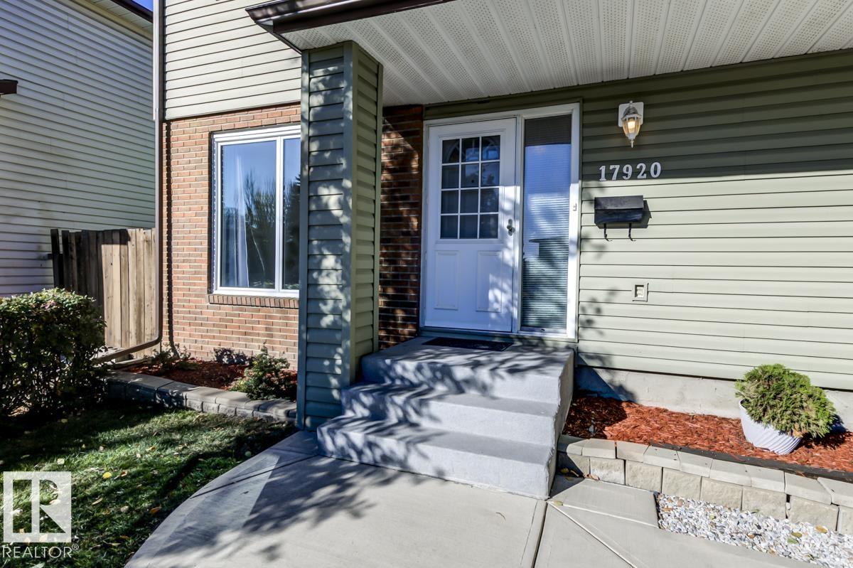 Photo 4 at 17920 76 Avenue NW, Lymburn, Edmonton