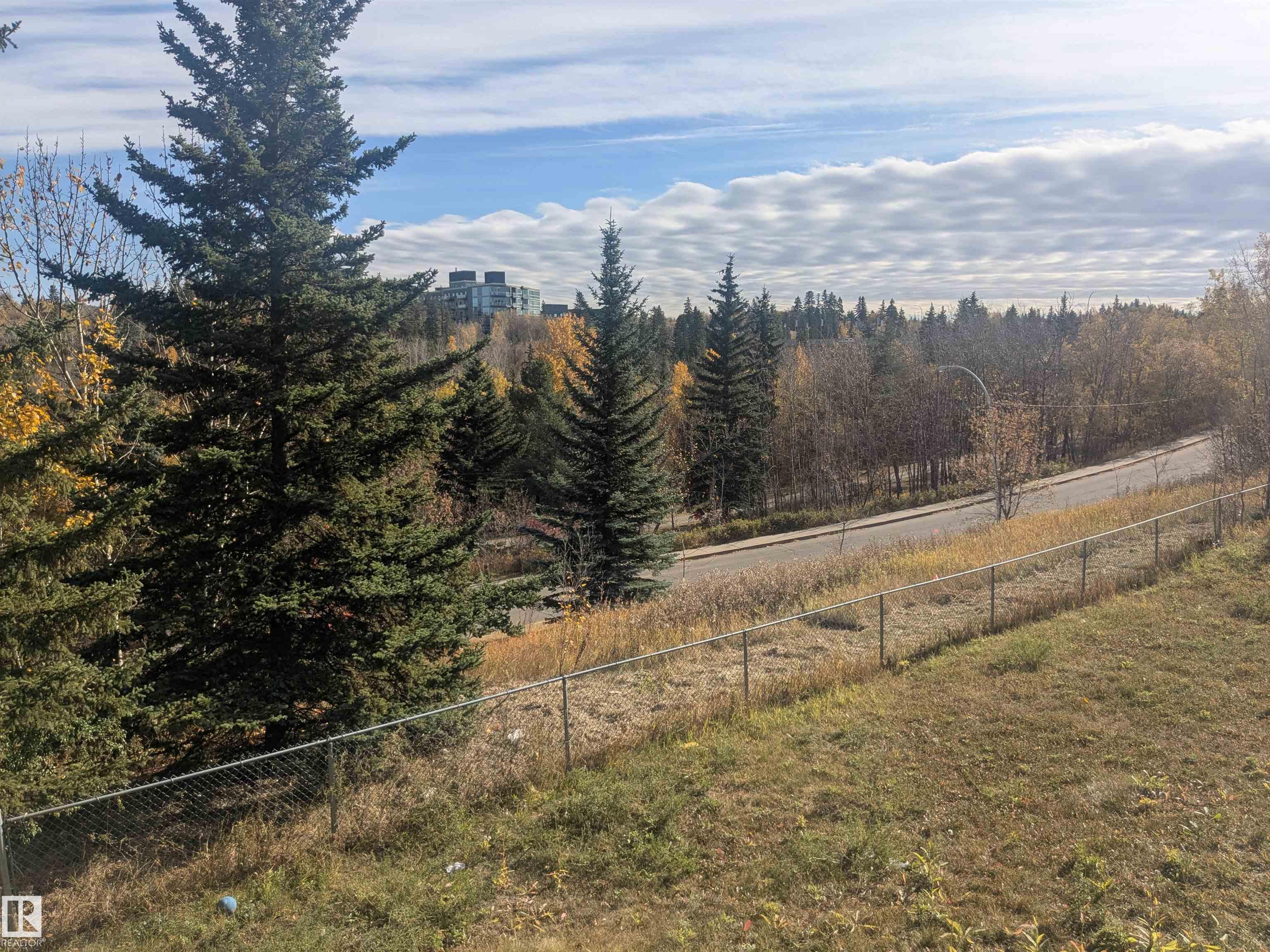 http://cdnparap120.paragonrels.com/ParagonImages/Property/p12/RAE/225375493/1/0/0/cdef7ccf0251d65176b02aeef465605f/1/25e58b88bf0d56191dd1ce636fee4165/225375493-eca6f416-31ae-46a7-91bf-01d67cc6d1c4.JPG