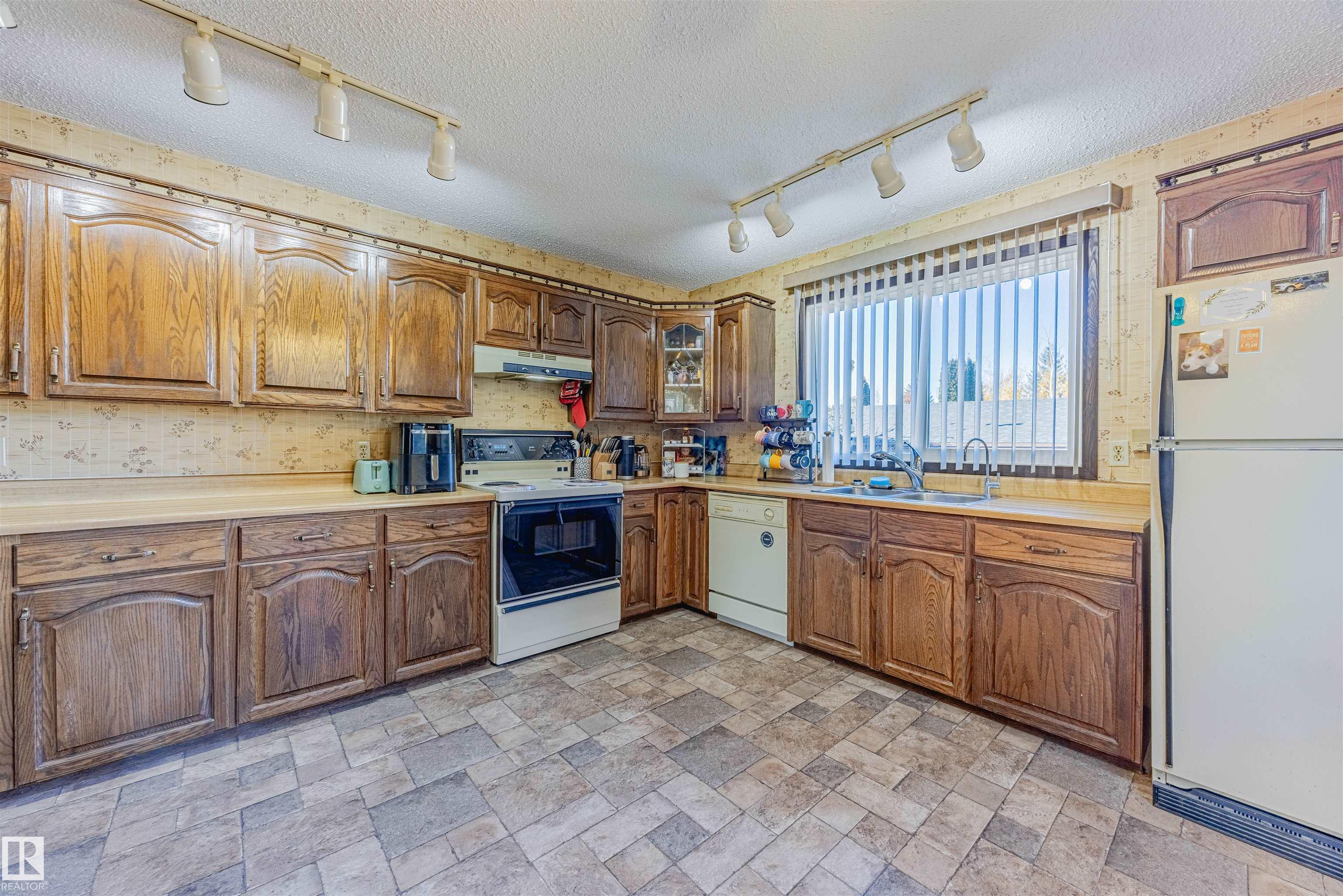 Photo 11 at 3924 55 Street NW, Greenview, Edmonton
