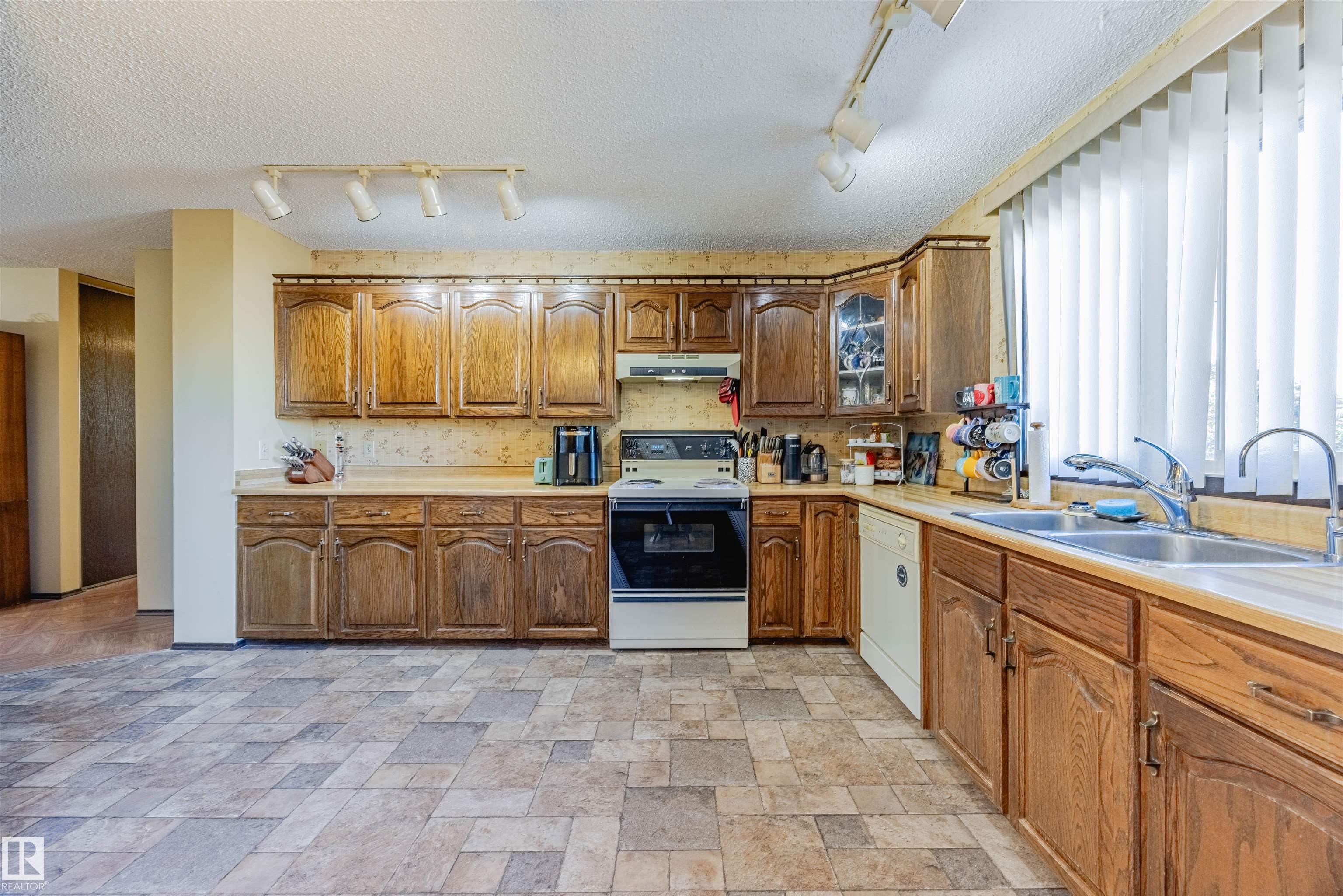 Photo 12 at 3924 55 Street NW, Greenview, Edmonton