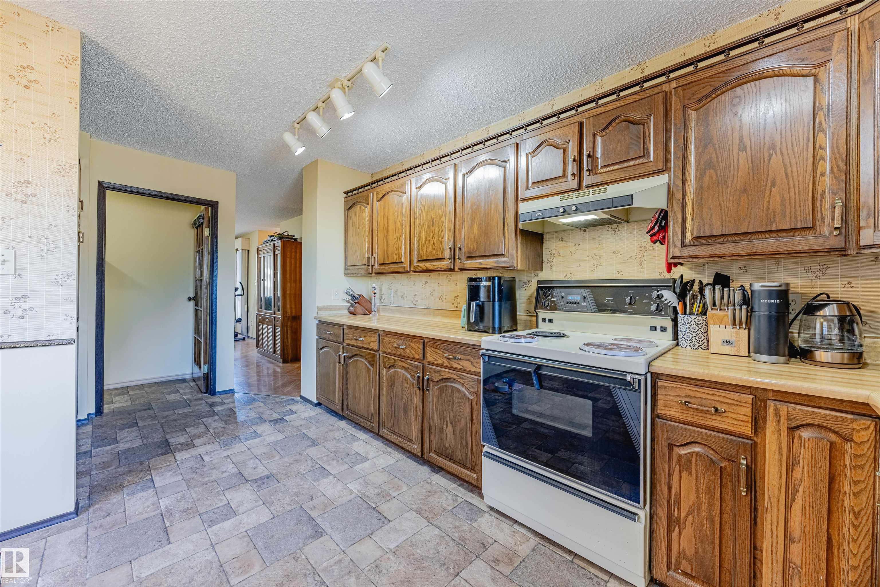Photo 13 at 3924 55 Street NW, Greenview, Edmonton
