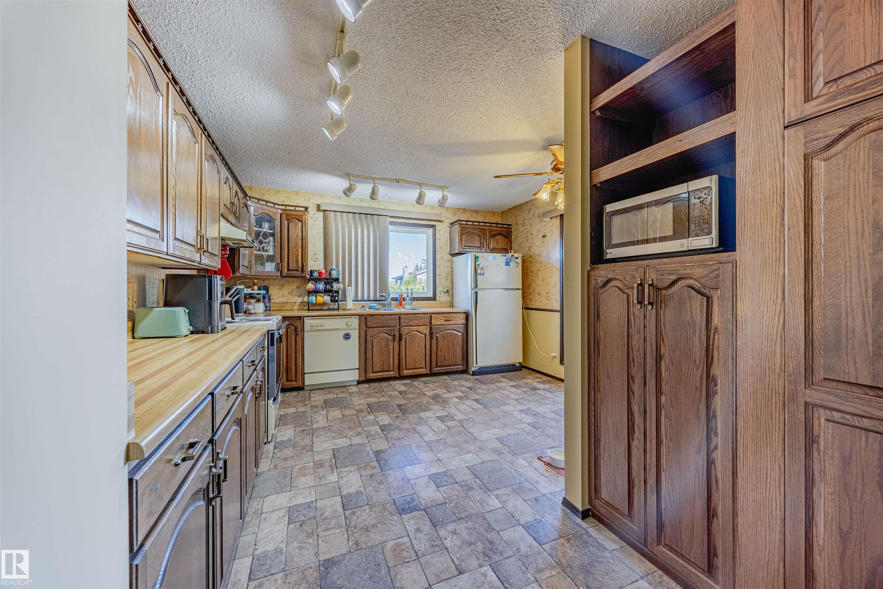 Photo 8 at 3924 55 Street NW, Greenview, Edmonton