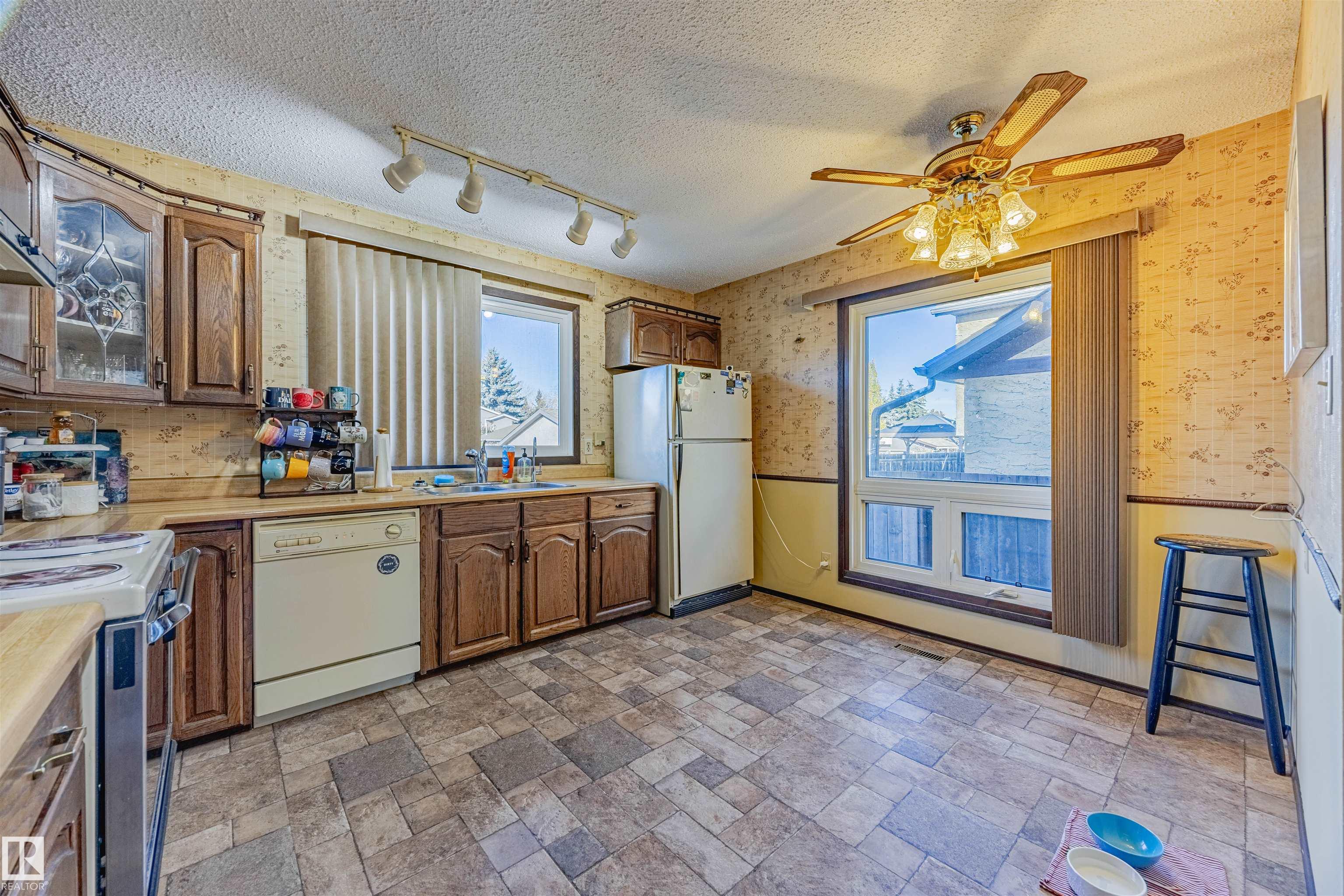 Photo 9 at 3924 55 Street NW, Greenview, Edmonton