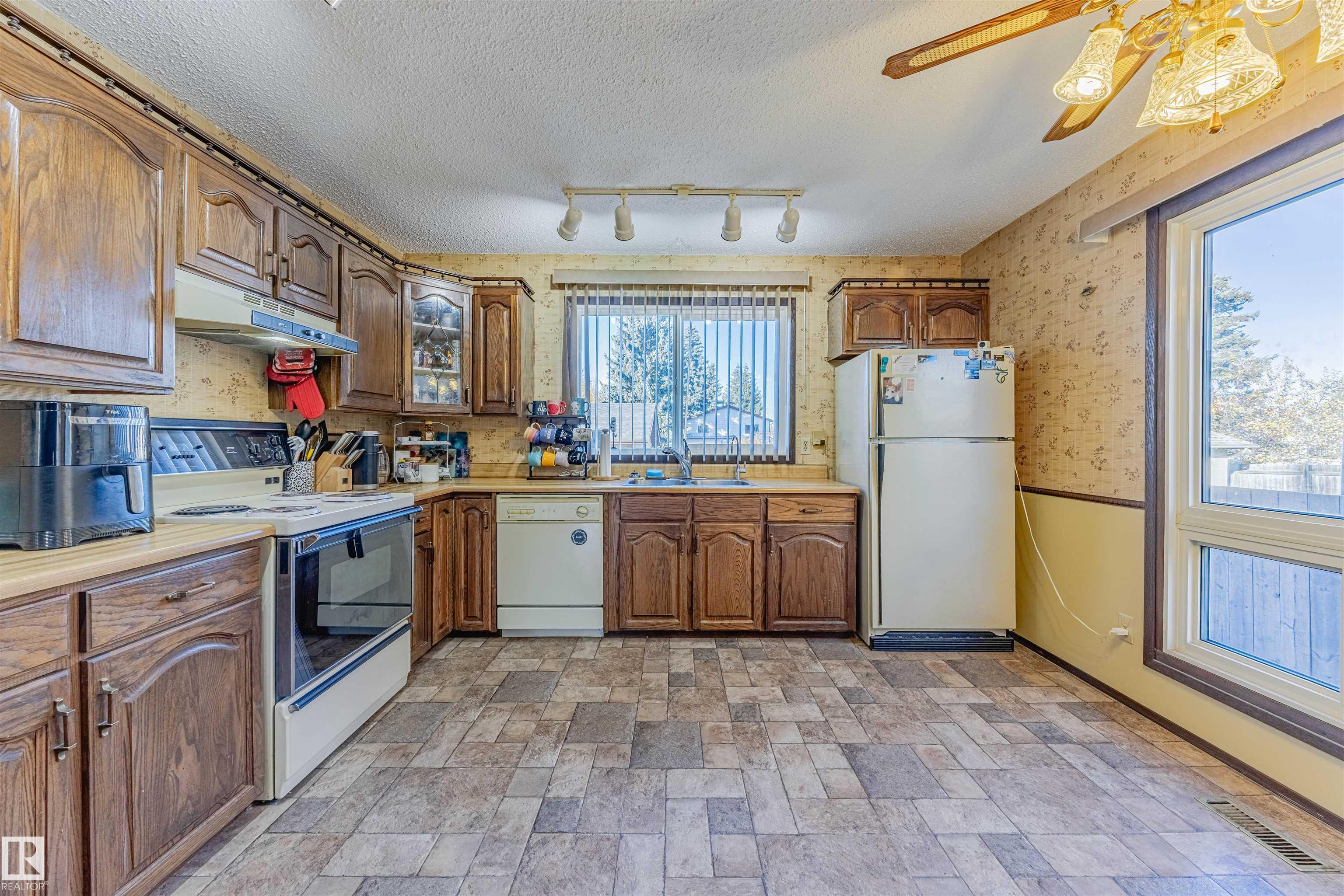 Photo 10 at 3924 55 Street NW, Greenview, Edmonton
