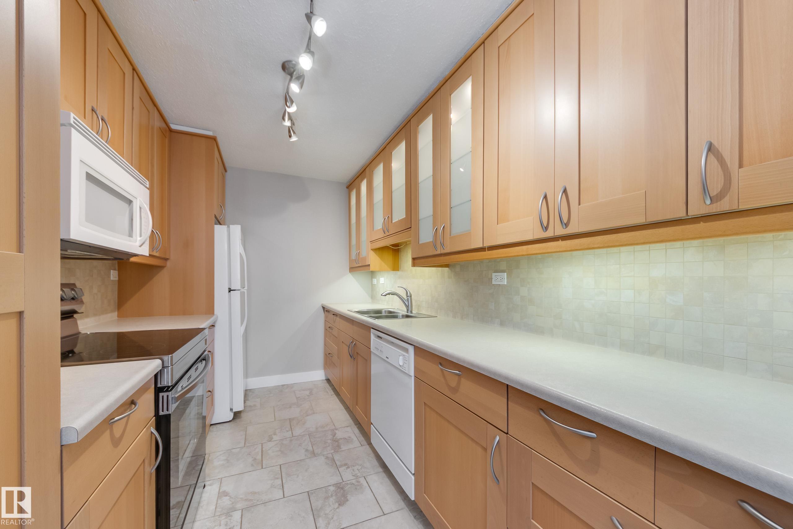 Photo 19 at 1503 - 12303 Jasper Avenue NW, Wîhkwêntôwin, Edmonton