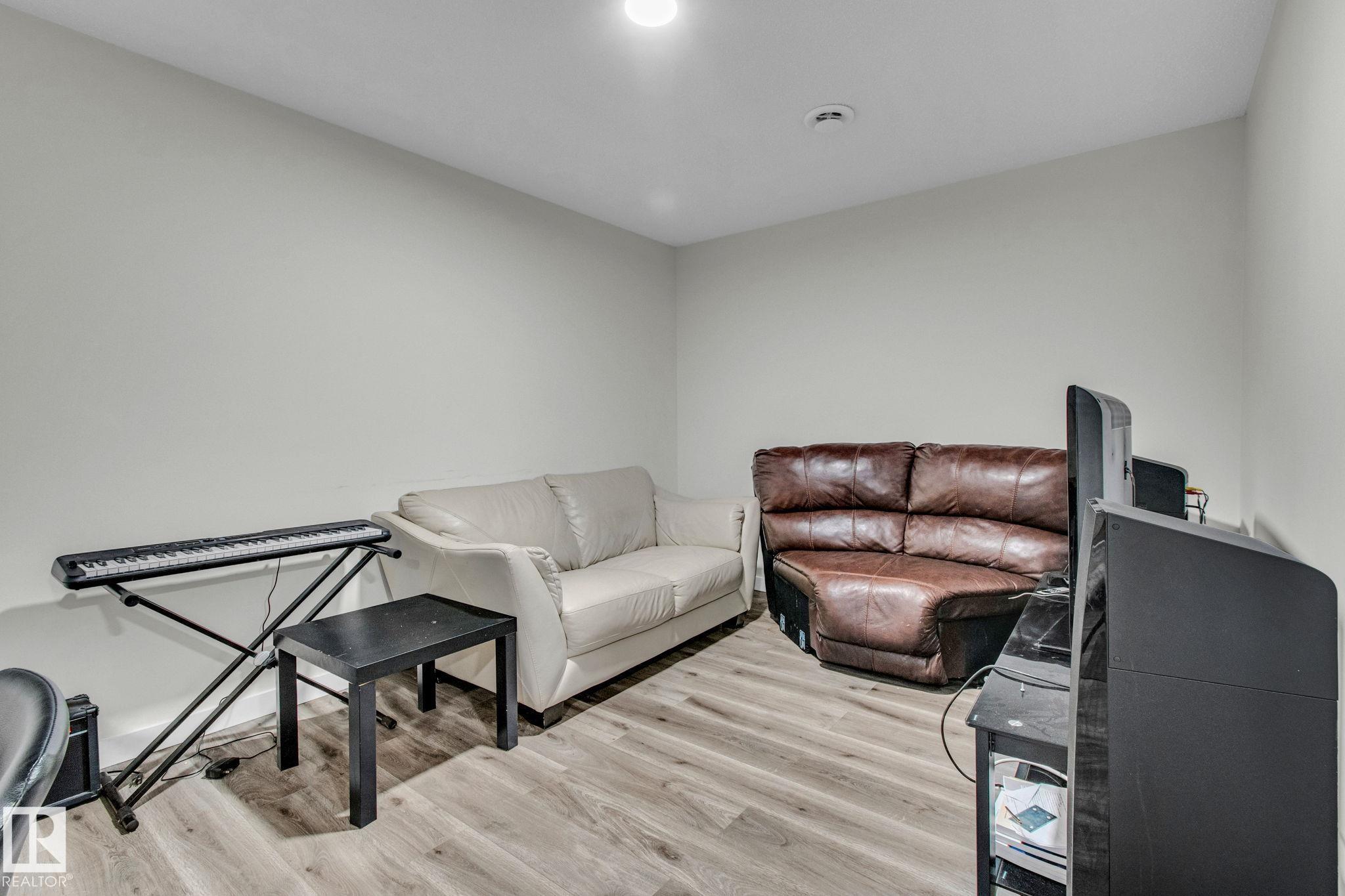 Photo 20 at 16404 12 Avenue SW, Glenridding Heights, Edmonton