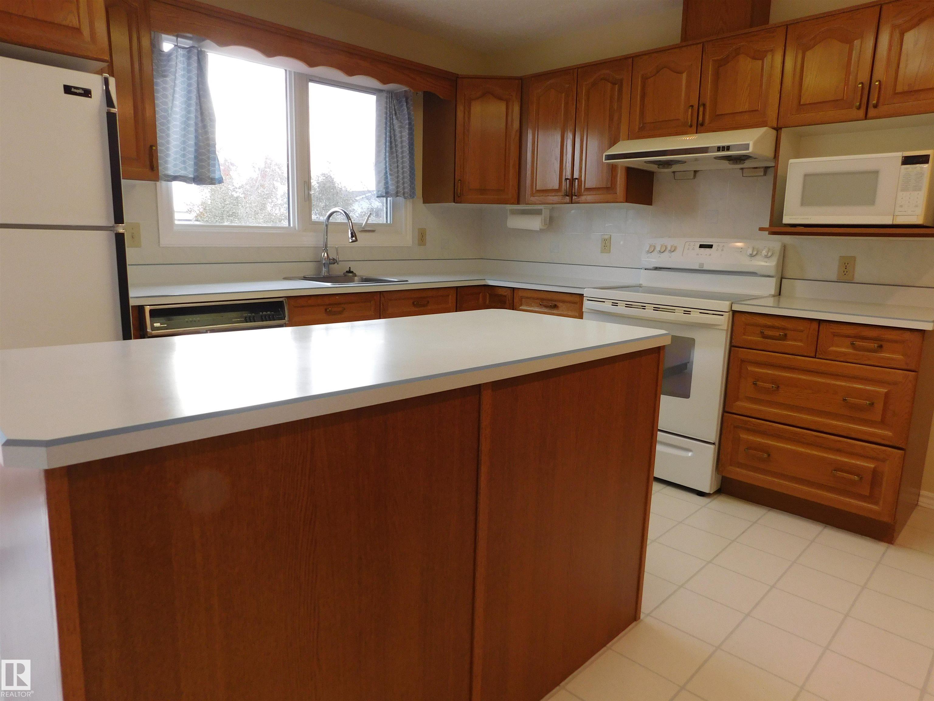 Photo 9 at 9311 187 Street NW, Belmead, Edmonton