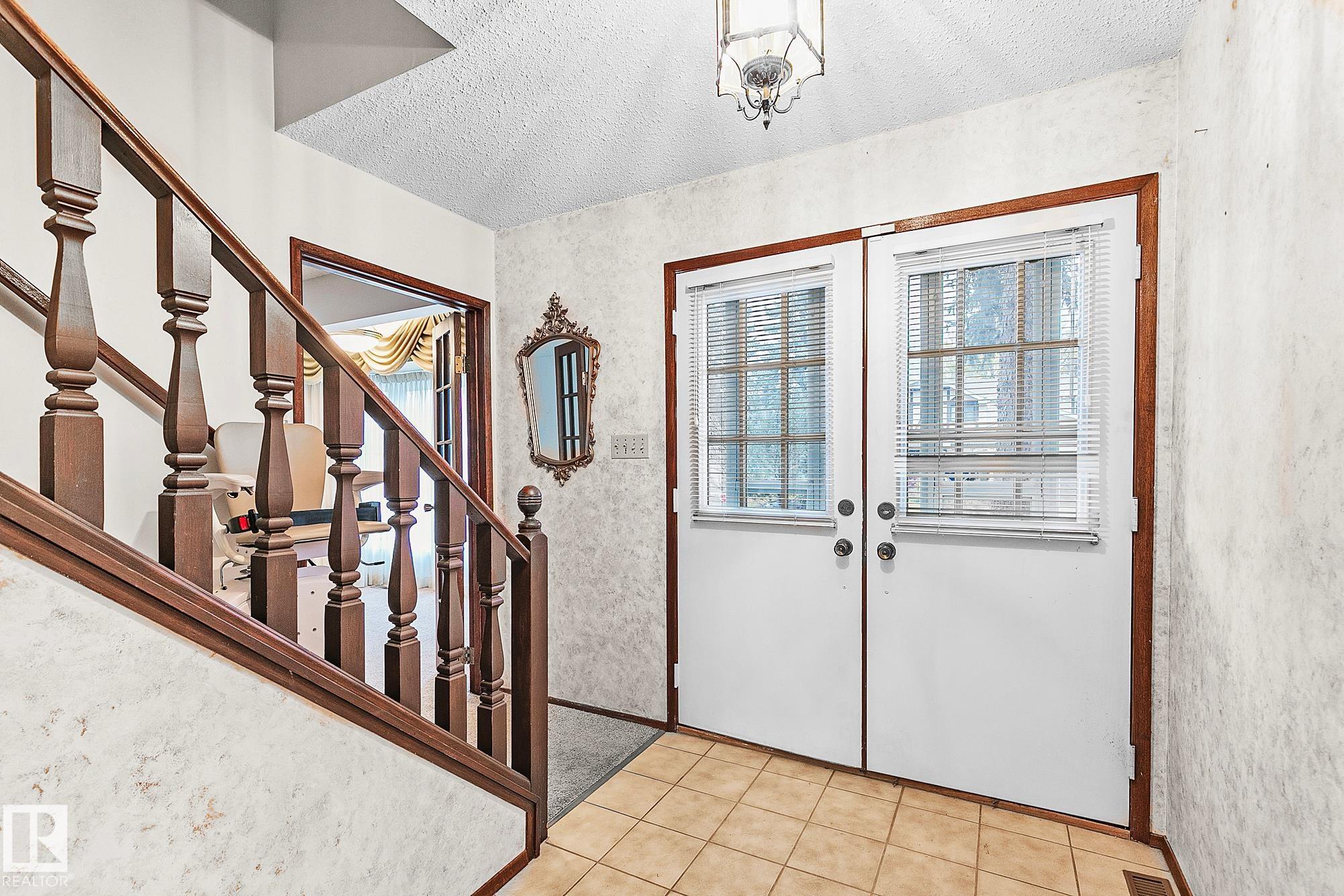 Photo 2 at 186 Willow Way NW, Westridge, Edmonton