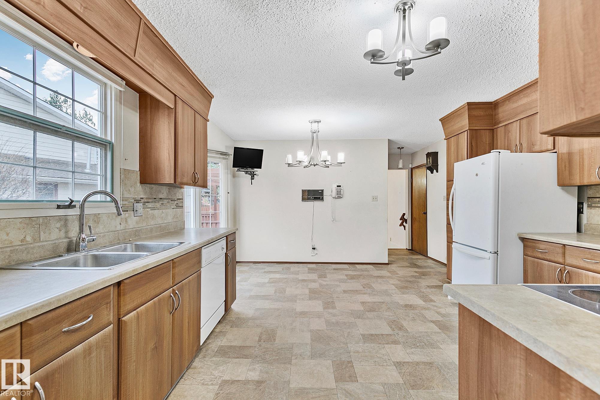 Photo 3 at 186 Willow Way NW, Westridge, Edmonton