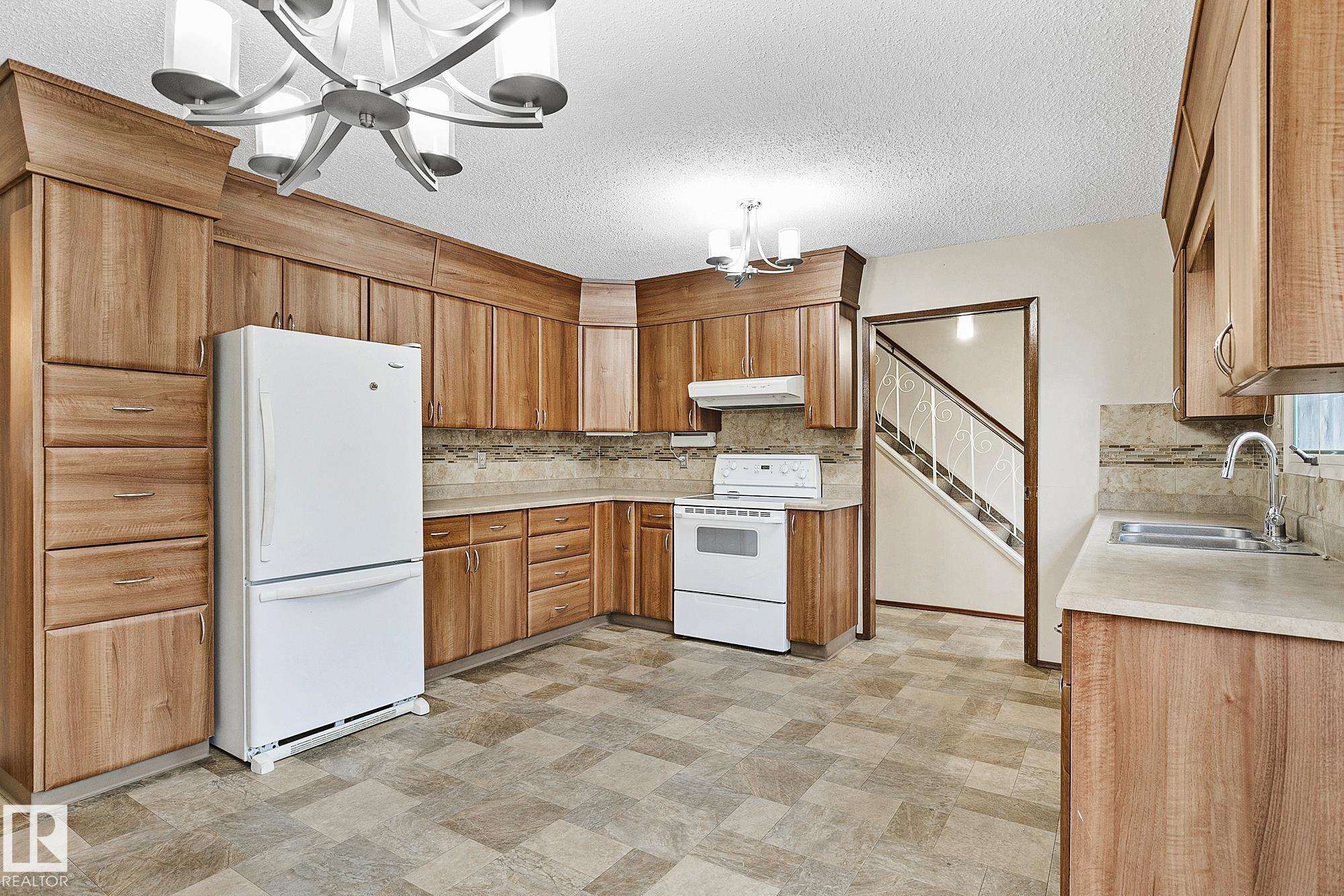 Photo 5 at 186 Willow Way NW, Westridge, Edmonton