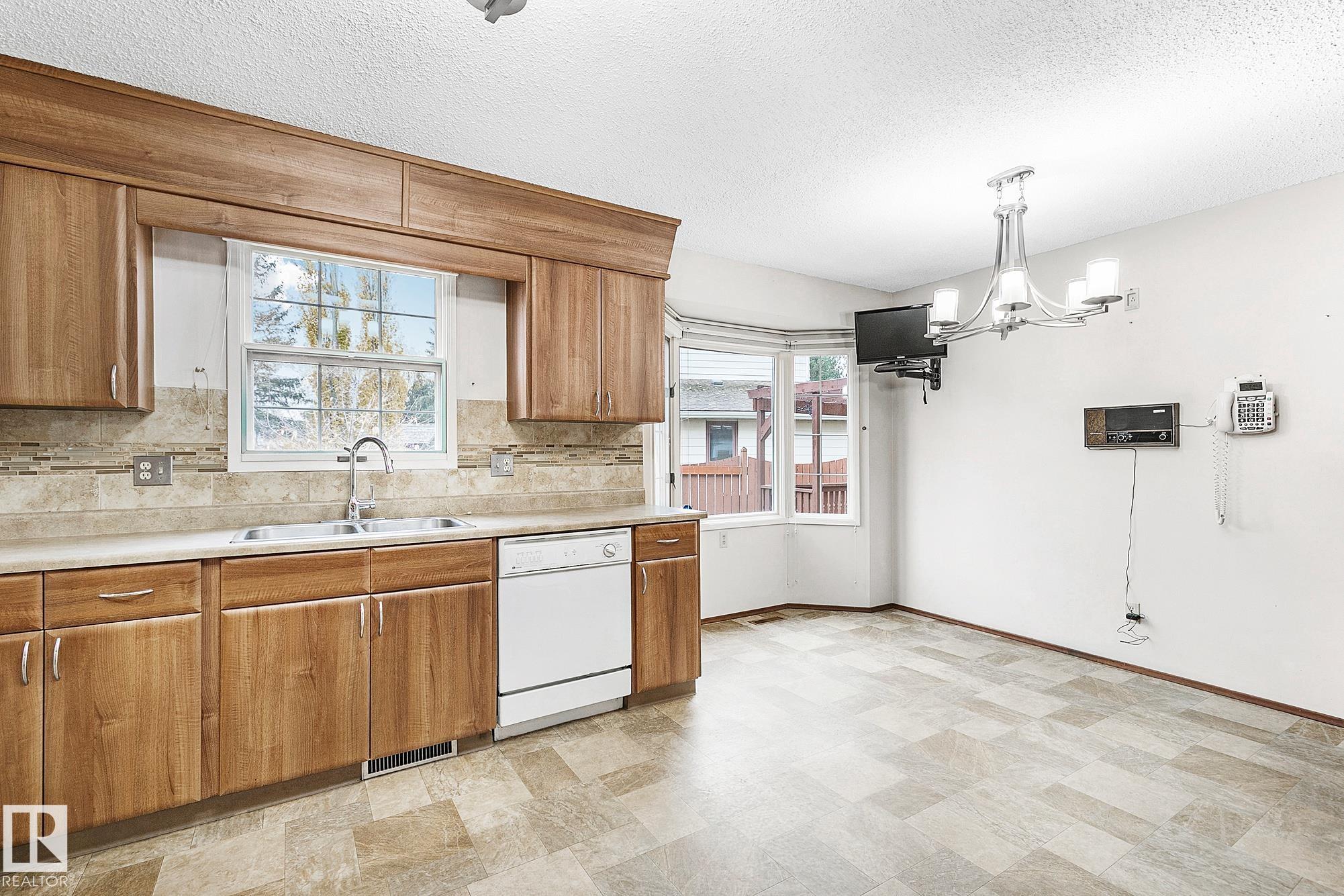 Photo 8 at 186 Willow Way NW, Westridge, Edmonton